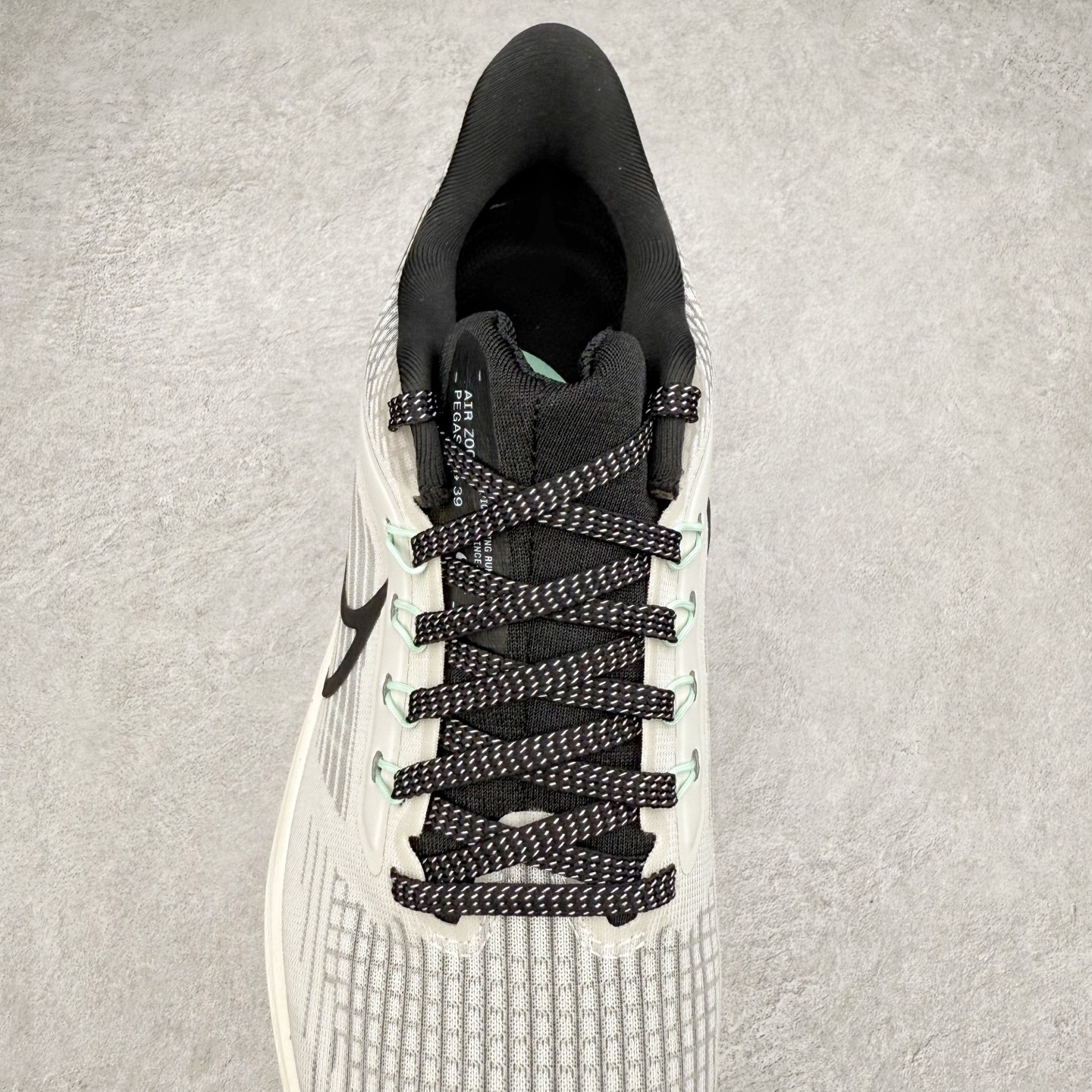 图片[5]-＃TG纯原 NK Zoom Pegasus 飞马39代马拉松系列网面透气缓震疾速跑鞋 独家渠道 市面未流通批次 奥莱直播间499 599一样的东西 碾压市面现存所有版本 公司一样的东西 超值回馈 帮你省钱 拥有 Zoom Air 一如既往的稳定感和流畅感 鞋面采用工程网眼设计 为特定高热区域营造出色透气性 进一步增加鞋面的穿孔数量 让足部能够快速散热 中足搭配 Flywire 飞线 在高速运动时营造舒适稳定的贴合感 内置Zoon气垫加持 动力十足 尺码：36 36.5 37.5 38 38.5 39 40 40.5 41 42 42.5 43 44 44.5 45-选品中心