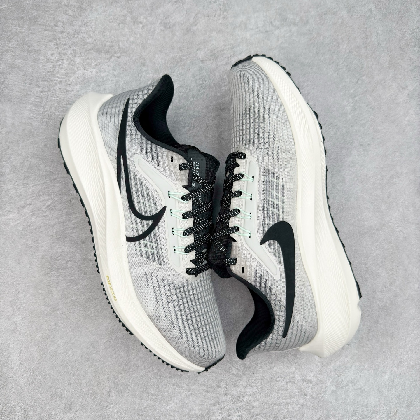 图片[3]-＃TG纯原 NK Zoom Pegasus 飞马39代马拉松系列网面透气缓震疾速跑鞋 独家渠道 市面未流通批次 奥莱直播间499 599一样的东西 碾压市面现存所有版本 公司一样的东西 超值回馈 帮你省钱 拥有 Zoom Air 一如既往的稳定感和流畅感 鞋面采用工程网眼设计 为特定高热区域营造出色透气性 进一步增加鞋面的穿孔数量 让足部能够快速散热 中足搭配 Flywire 飞线 在高速运动时营造舒适稳定的贴合感 内置Zoon气垫加持 动力十足 尺码：36 36.5 37.5 38 38.5 39 40 40.5 41 42 42.5 43 44 44.5 45-选品中心