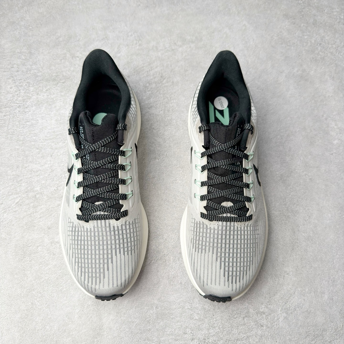 图片[2]-＃TG纯原 NK Zoom Pegasus 飞马39代马拉松系列网面透气缓震疾速跑鞋 独家渠道 市面未流通批次 奥莱直播间499 599一样的东西 碾压市面现存所有版本 公司一样的东西 超值回馈 帮你省钱 拥有 Zoom Air 一如既往的稳定感和流畅感 鞋面采用工程网眼设计 为特定高热区域营造出色透气性 进一步增加鞋面的穿孔数量 让足部能够快速散热 中足搭配 Flywire 飞线 在高速运动时营造舒适稳定的贴合感 内置Zoon气垫加持 动力十足 尺码：36 36.5 37.5 38 38.5 39 40 40.5 41 42 42.5 43 44 44.5 45-选品中心