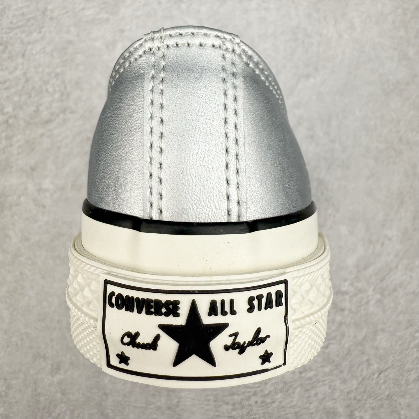 图片[8]-Converse Chuck 1970s 未来银 匡威官方新款，银白光泽邂逅潮流型格，尽显独特魅力。低帮款简约随性，日常搭配轻松出彩；高帮款酷感升级，包裹脚踝更具街头范。鞋面材质拼接精巧，线条利落，经典橡胶鞋底，复古韵味与舒适脚感兼具，无论是漫步街头还是活力出街，都能助你成为焦点。 货号：A15187C 高帮 货号：A15188C 低帮 尺码：35-44（36.5 37.5 39.5 41.5 42.5）-选品中心