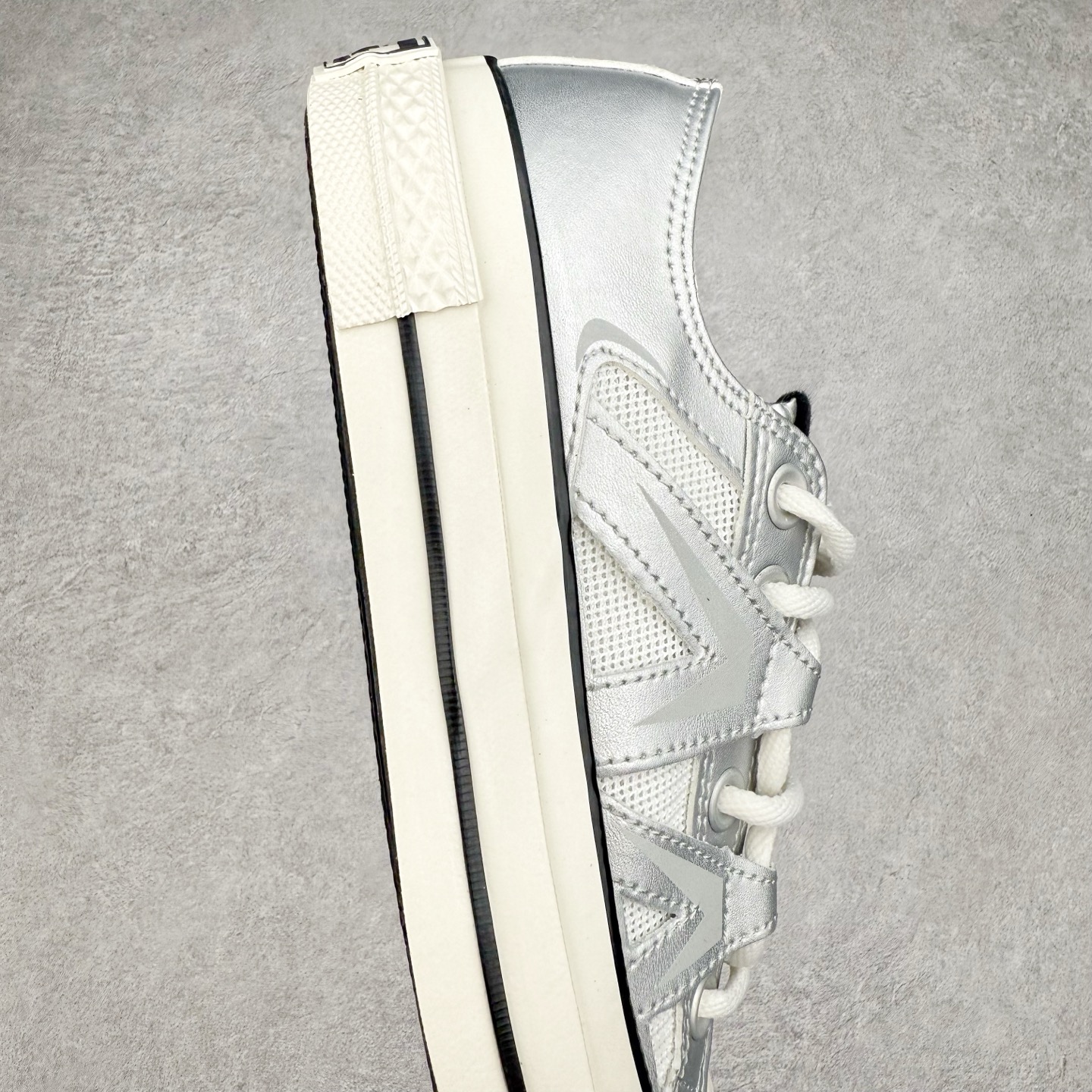 图片[6]-Converse Chuck 1970s 未来银 匡威官方新款，银白光泽邂逅潮流型格，尽显独特魅力。低帮款简约随性，日常搭配轻松出彩；高帮款酷感升级，包裹脚踝更具街头范。鞋面材质拼接精巧，线条利落，经典橡胶鞋底，复古韵味与舒适脚感兼具，无论是漫步街头还是活力出街，都能助你成为焦点。 货号：A15187C 高帮 货号：A15188C 低帮 尺码：35-44（36.5 37.5 39.5 41.5 42.5）-选品中心