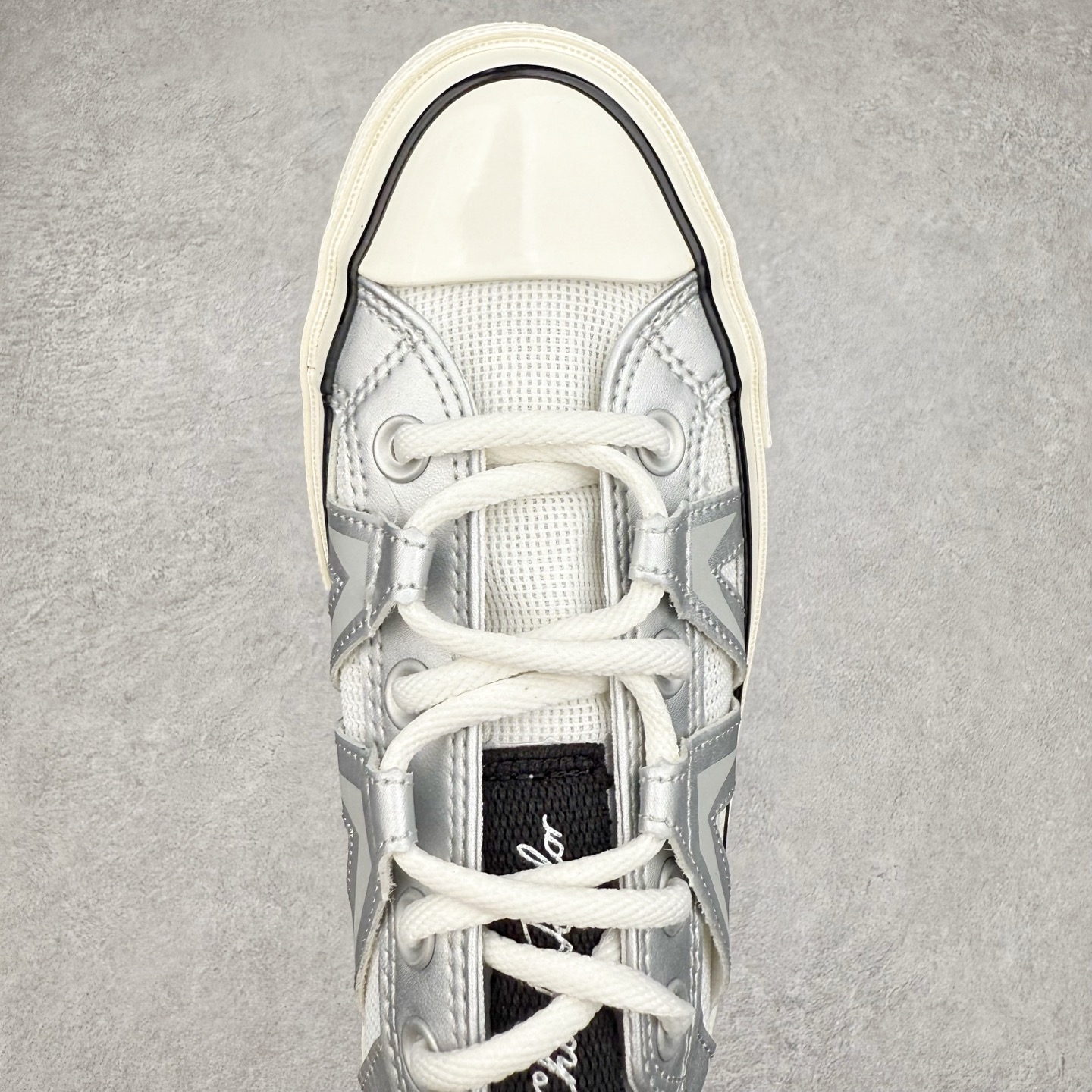 图片[4]-Converse Chuck 1970s 未来银 匡威官方新款，银白光泽邂逅潮流型格，尽显独特魅力。低帮款简约随性，日常搭配轻松出彩；高帮款酷感升级，包裹脚踝更具街头范。鞋面材质拼接精巧，线条利落，经典橡胶鞋底，复古韵味与舒适脚感兼具，无论是漫步街头还是活力出街，都能助你成为焦点。 货号：A15187C 高帮 货号：A15188C 低帮 尺码：35-44（36.5 37.5 39.5 41.5 42.5）-选品中心