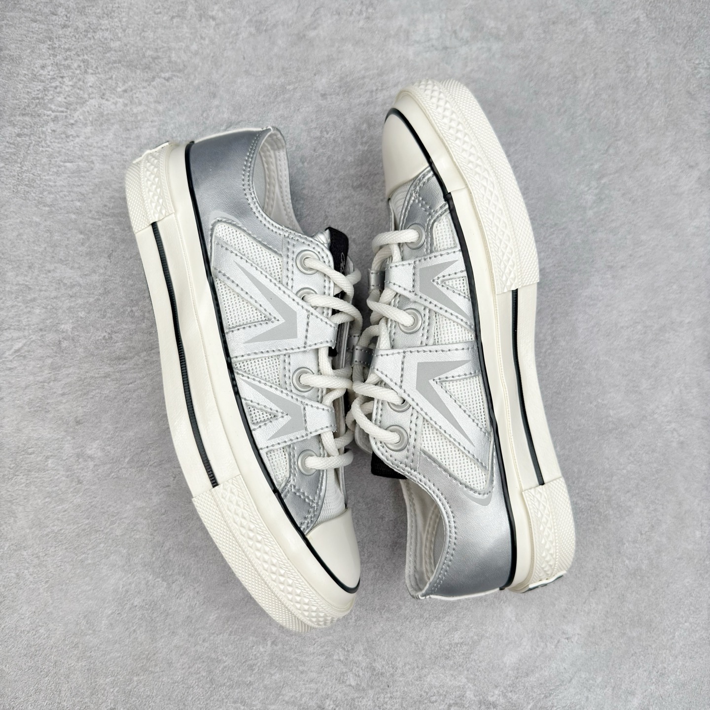 图片[3]-Converse Chuck 1970s 未来银 匡威官方新款，银白光泽邂逅潮流型格，尽显独特魅力。低帮款简约随性，日常搭配轻松出彩；高帮款酷感升级，包裹脚踝更具街头范。鞋面材质拼接精巧，线条利落，经典橡胶鞋底，复古韵味与舒适脚感兼具，无论是漫步街头还是活力出街，都能助你成为焦点。 货号：A15187C 高帮 货号：A15188C 低帮 尺码：35-44（36.5 37.5 39.5 41.5 42.5）-选品中心