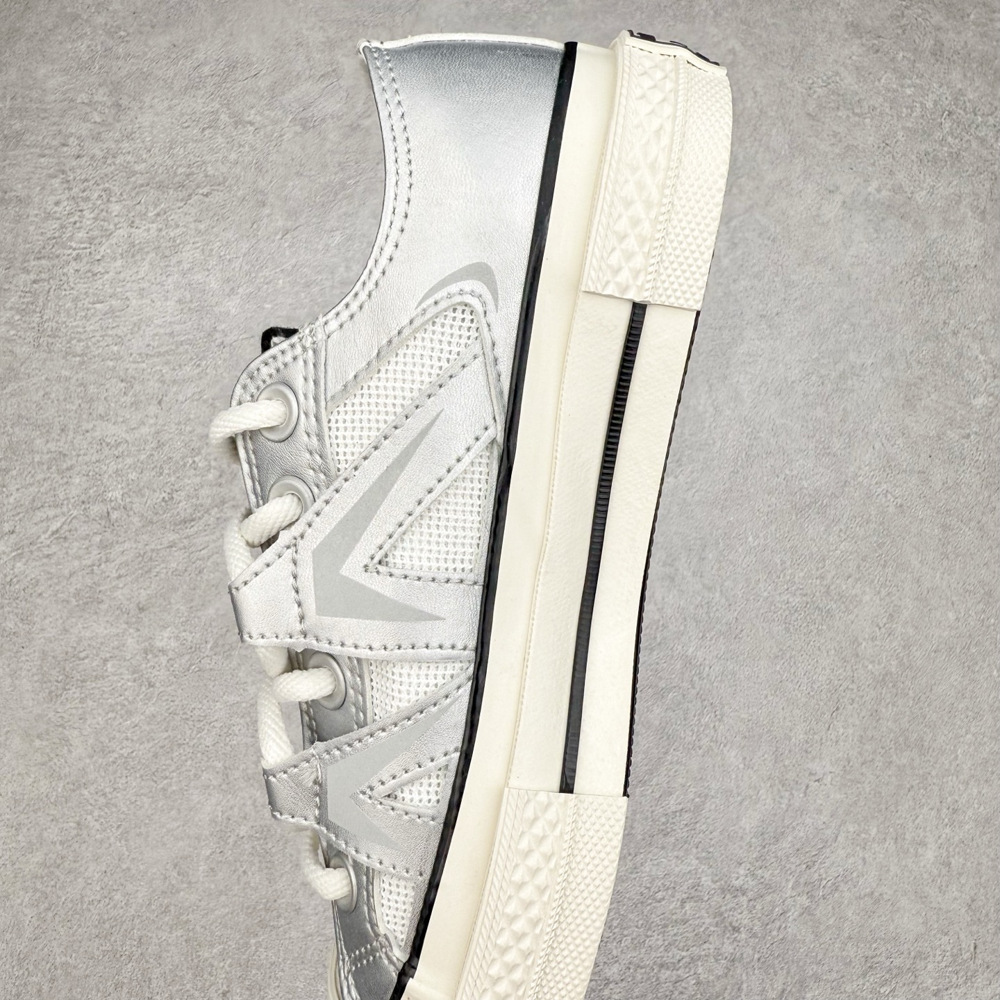 图片[7]-Converse Chuck 1970s 未来银 匡威官方新款，银白光泽邂逅潮流型格，尽显独特魅力。低帮款简约随性，日常搭配轻松出彩；高帮款酷感升级，包裹脚踝更具街头范。鞋面材质拼接精巧，线条利落，经典橡胶鞋底，复古韵味与舒适脚感兼具，无论是漫步街头还是活力出街，都能助你成为焦点。 货号：A15187C 高帮 货号：A15188C 低帮 尺码：35-44（36.5 37.5 39.5 41.5 42.5）-选品中心