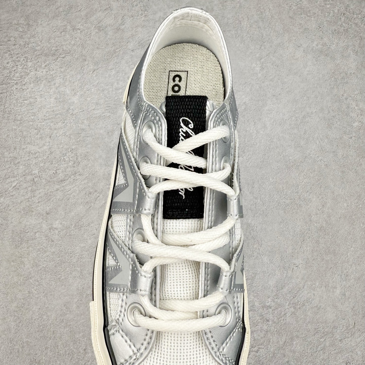 图片[5]-Converse Chuck 1970s 未来银 匡威官方新款，银白光泽邂逅潮流型格，尽显独特魅力。低帮款简约随性，日常搭配轻松出彩；高帮款酷感升级，包裹脚踝更具街头范。鞋面材质拼接精巧，线条利落，经典橡胶鞋底，复古韵味与舒适脚感兼具，无论是漫步街头还是活力出街，都能助你成为焦点。 货号：A15187C 高帮 货号：A15188C 低帮 尺码：35-44（36.5 37.5 39.5 41.5 42.5）-选品中心