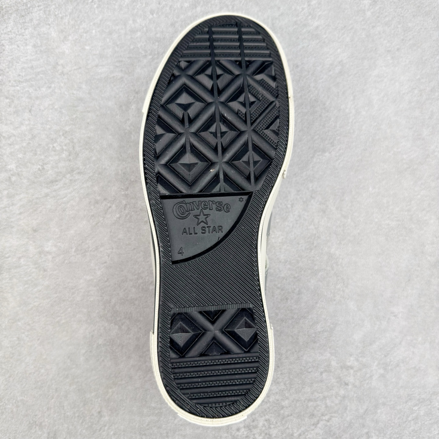 图片[9]-Converse Chuck 1970s 未来银 匡威官方新款，银白光泽邂逅潮流型格，尽显独特魅力。低帮款简约随性，日常搭配轻松出彩；高帮款酷感升级，包裹脚踝更具街头范。鞋面材质拼接精巧，线条利落，经典橡胶鞋底，复古韵味与舒适脚感兼具，无论是漫步街头还是活力出街，都能助你成为焦点。 货号：A15187C 高帮 货号：A15188C 低帮 尺码：35-44（36.5 37.5 39.5 41.5 42.5）-选品中心