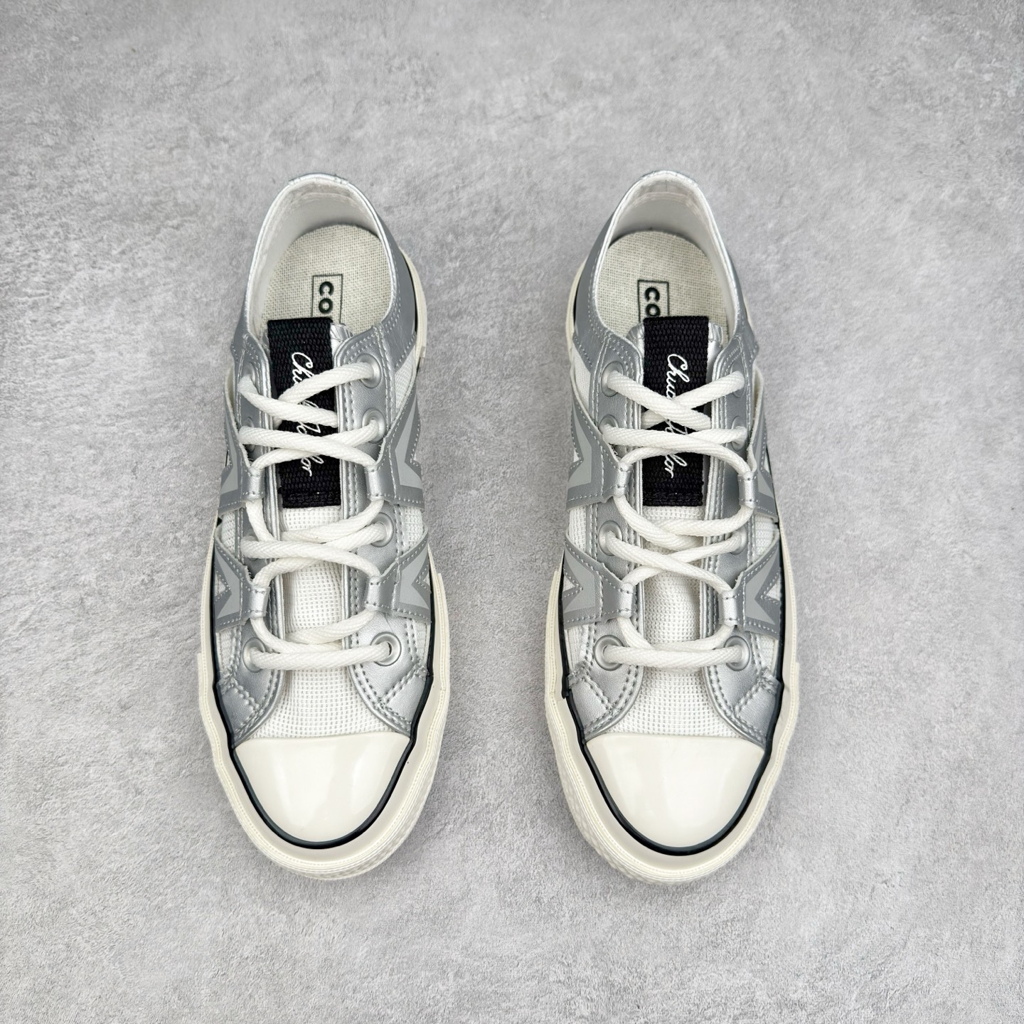 图片[2]-Converse Chuck 1970s 未来银 匡威官方新款，银白光泽邂逅潮流型格，尽显独特魅力。低帮款简约随性，日常搭配轻松出彩；高帮款酷感升级，包裹脚踝更具街头范。鞋面材质拼接精巧，线条利落，经典橡胶鞋底，复古韵味与舒适脚感兼具，无论是漫步街头还是活力出街，都能助你成为焦点。 货号：A15187C 高帮 货号：A15188C 低帮 尺码：35-44（36.5 37.5 39.5 41.5 42.5）-选品中心