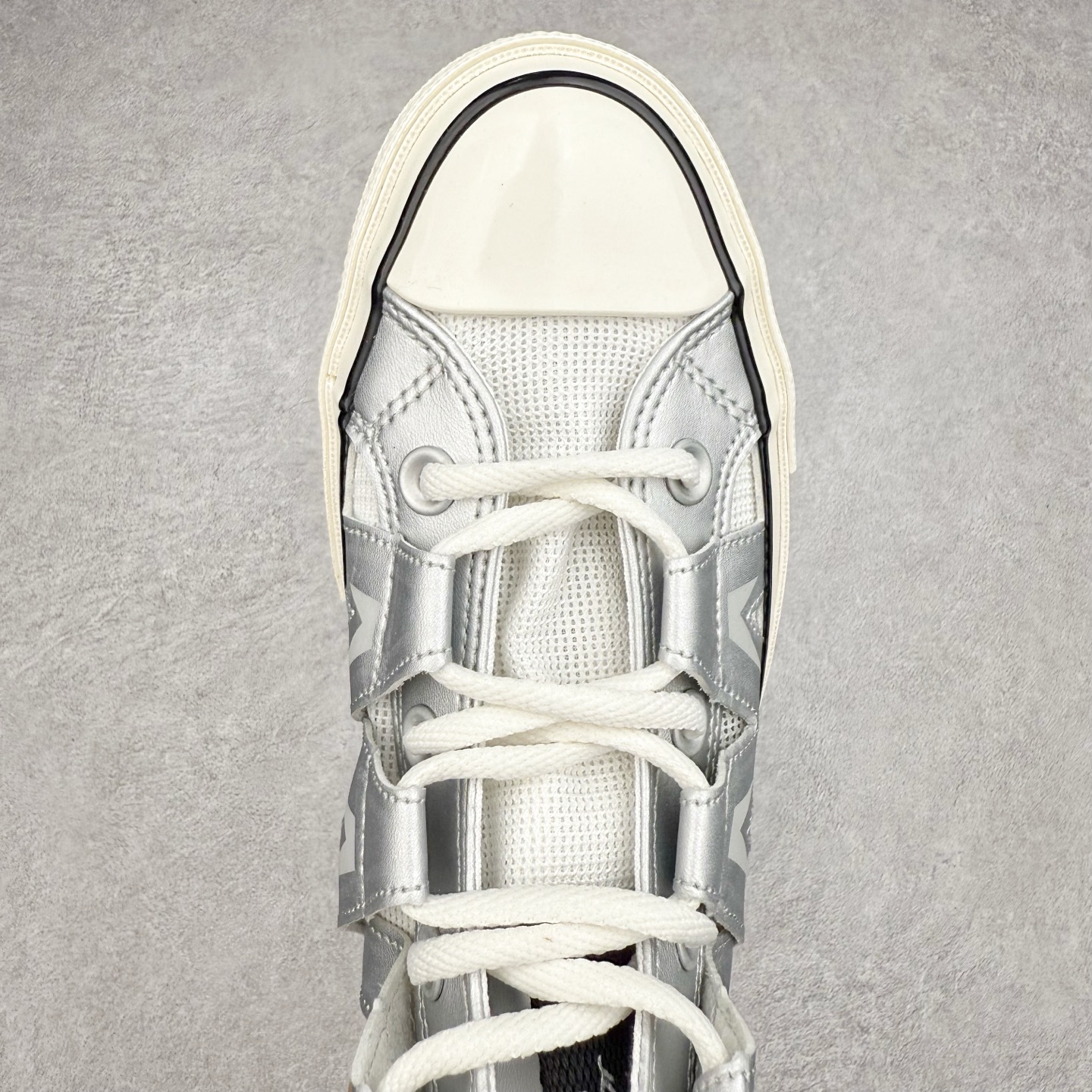 图片[4]-Converse Chuck 1970s 未来银 匡威官方新款，银白光泽邂逅潮流型格，尽显独特魅力。低帮款简约随性，日常搭配轻松出彩；高帮款酷感升级，包裹脚踝更具街头范。鞋面材质拼接精巧，线条利落，经典橡胶鞋底，复古韵味与舒适脚感兼具，无论是漫步街头还是活力出街，都能助你成为焦点。 货号：A15187C 高帮 货号：A15188C 低帮 尺码：35-44（36.5 37.5 39.5 41.5 42.5）-选品中心