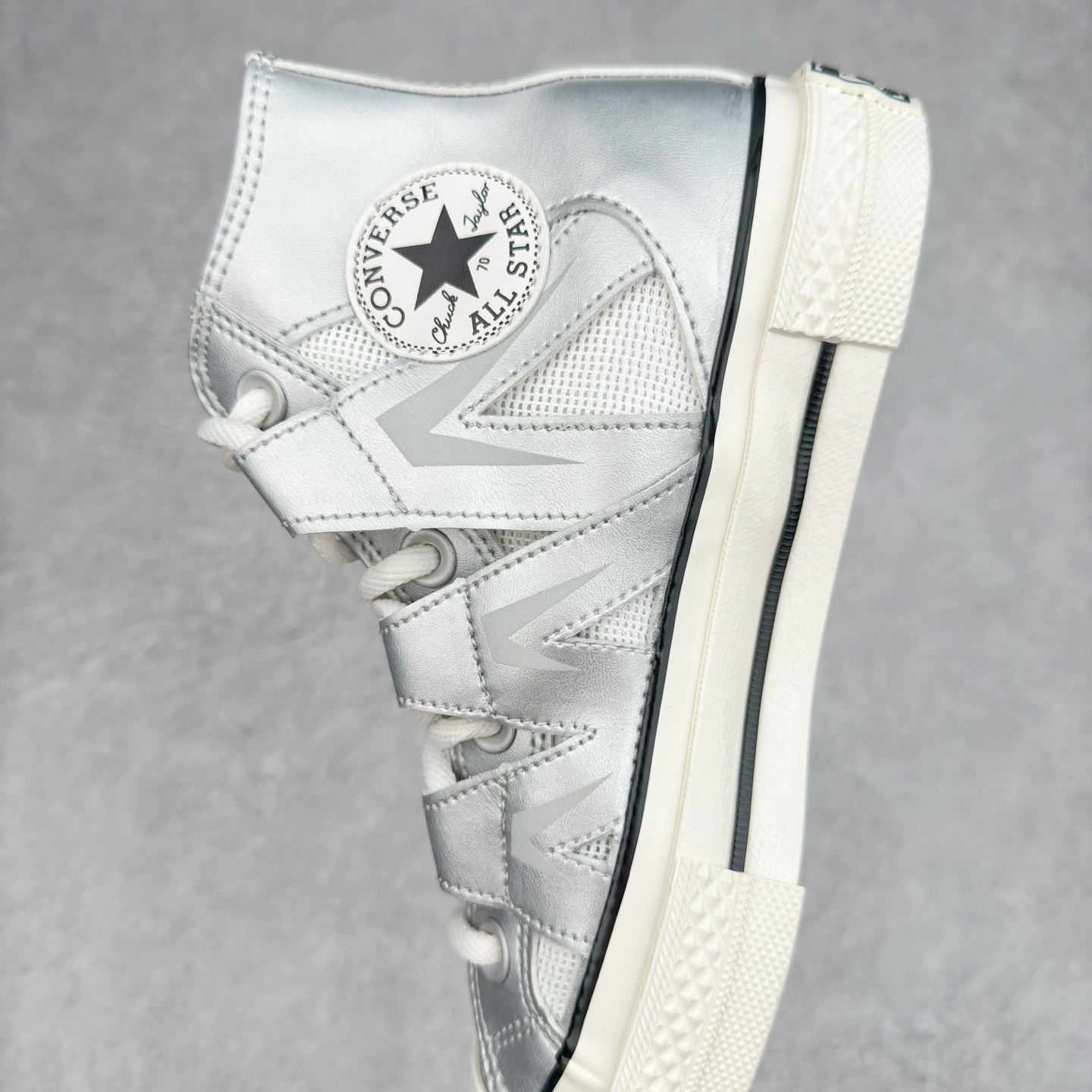 图片[7]-Converse Chuck 1970s 未来银 匡威官方新款，银白光泽邂逅潮流型格，尽显独特魅力。低帮款简约随性，日常搭配轻松出彩；高帮款酷感升级，包裹脚踝更具街头范。鞋面材质拼接精巧，线条利落，经典橡胶鞋底，复古韵味与舒适脚感兼具，无论是漫步街头还是活力出街，都能助你成为焦点。 货号：A15187C 高帮 货号：A15188C 低帮 尺码：35-44（36.5 37.5 39.5 41.5 42.5）-选品中心