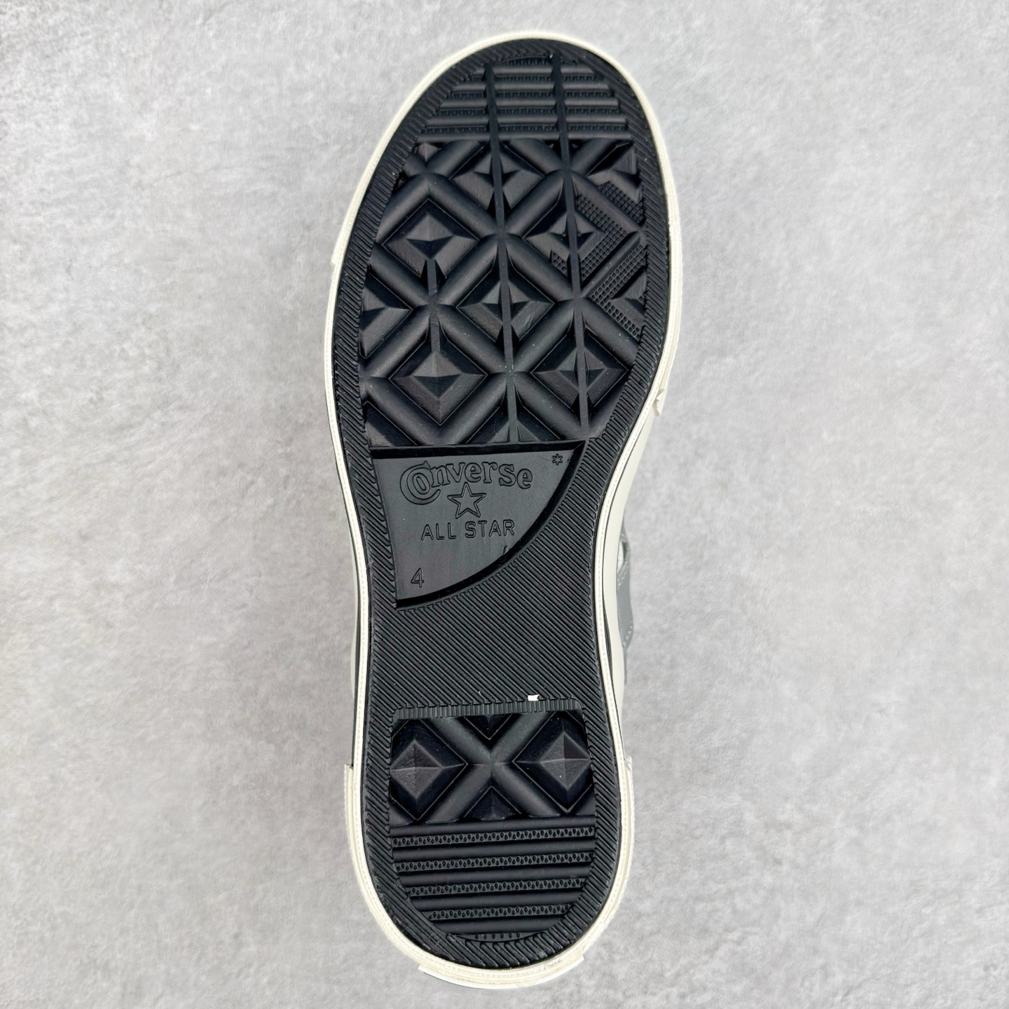 图片[9]-Converse Chuck 1970s 未来银 匡威官方新款，银白光泽邂逅潮流型格，尽显独特魅力。低帮款简约随性，日常搭配轻松出彩；高帮款酷感升级，包裹脚踝更具街头范。鞋面材质拼接精巧，线条利落，经典橡胶鞋底，复古韵味与舒适脚感兼具，无论是漫步街头还是活力出街，都能助你成为焦点。 货号：A15187C 高帮 货号：A15188C 低帮 尺码：35-44（36.5 37.5 39.5 41.5 42.5）-选品中心