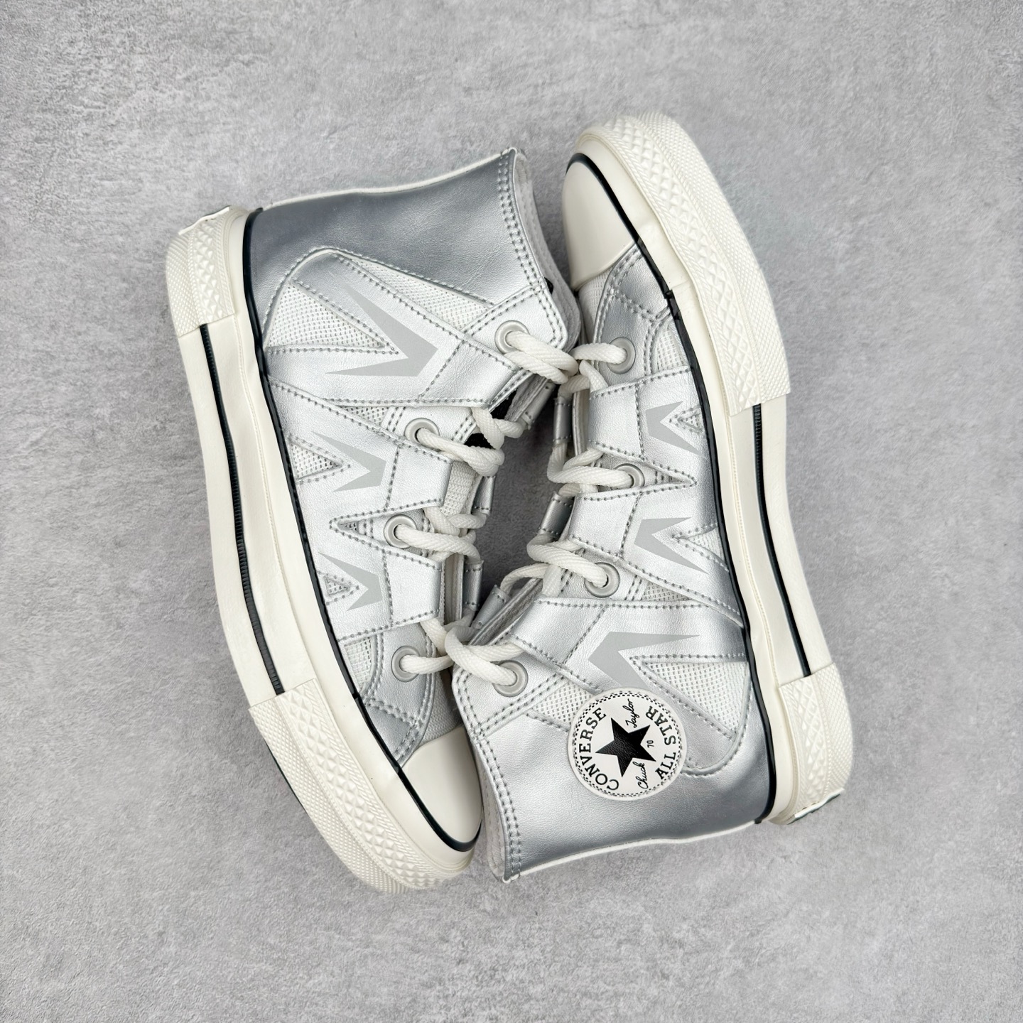 图片[3]-Converse Chuck 1970s 未来银 匡威官方新款，银白光泽邂逅潮流型格，尽显独特魅力。低帮款简约随性，日常搭配轻松出彩；高帮款酷感升级，包裹脚踝更具街头范。鞋面材质拼接精巧，线条利落，经典橡胶鞋底，复古韵味与舒适脚感兼具，无论是漫步街头还是活力出街，都能助你成为焦点。 货号：A15187C 高帮 货号：A15188C 低帮 尺码：35-44（36.5 37.5 39.5 41.5 42.5）-选品中心