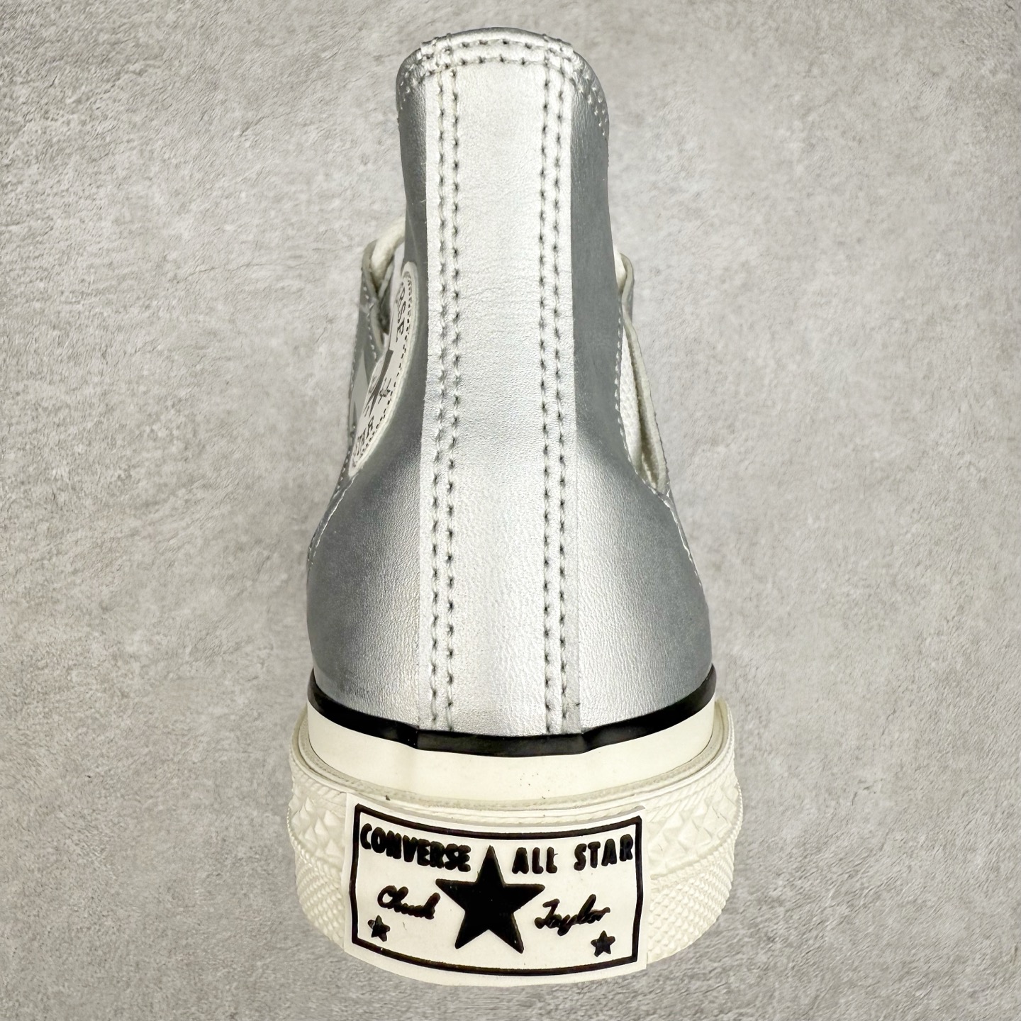 图片[8]-Converse Chuck 1970s 未来银 匡威官方新款，银白光泽邂逅潮流型格，尽显独特魅力。低帮款简约随性，日常搭配轻松出彩；高帮款酷感升级，包裹脚踝更具街头范。鞋面材质拼接精巧，线条利落，经典橡胶鞋底，复古韵味与舒适脚感兼具，无论是漫步街头还是活力出街，都能助你成为焦点。 货号：A15187C 高帮 货号：A15188C 低帮 尺码：35-44（36.5 37.5 39.5 41.5 42.5）-选品中心