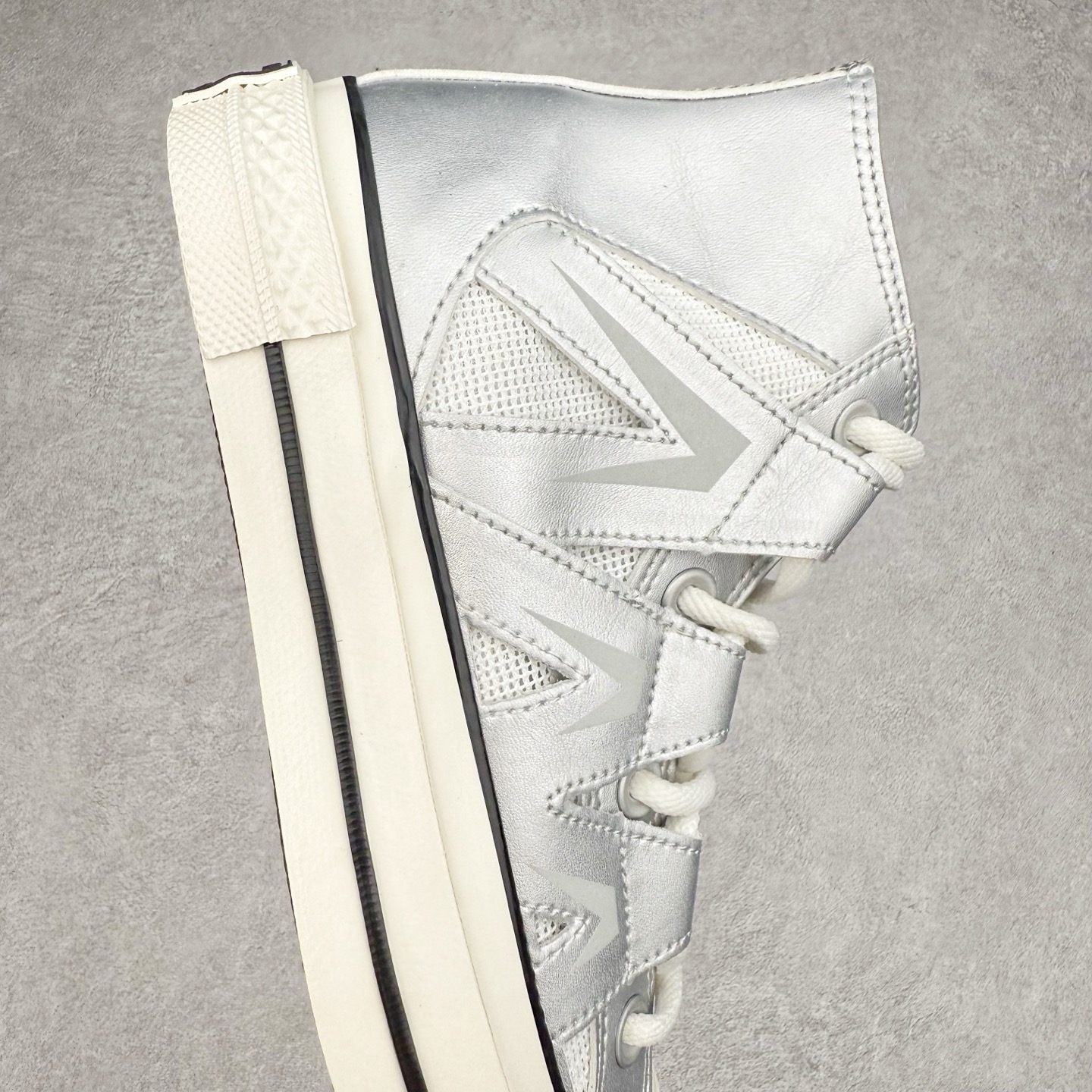 图片[6]-Converse Chuck 1970s 未来银 匡威官方新款，银白光泽邂逅潮流型格，尽显独特魅力。低帮款简约随性，日常搭配轻松出彩；高帮款酷感升级，包裹脚踝更具街头范。鞋面材质拼接精巧，线条利落，经典橡胶鞋底，复古韵味与舒适脚感兼具，无论是漫步街头还是活力出街，都能助你成为焦点。 货号：A15187C 高帮 货号：A15188C 低帮 尺码：35-44（36.5 37.5 39.5 41.5 42.5）-选品中心