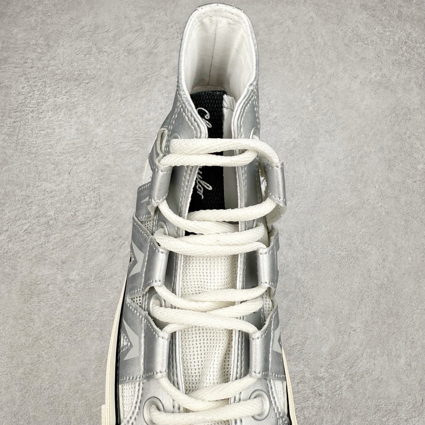 图片[5]-Converse Chuck 1970s 未来银 匡威官方新款，银白光泽邂逅潮流型格，尽显独特魅力。低帮款简约随性，日常搭配轻松出彩；高帮款酷感升级，包裹脚踝更具街头范。鞋面材质拼接精巧，线条利落，经典橡胶鞋底，复古韵味与舒适脚感兼具，无论是漫步街头还是活力出街，都能助你成为焦点。 货号：A15187C 高帮 货号：A15188C 低帮 尺码：35-44（36.5 37.5 39.5 41.5 42.5）-选品中心