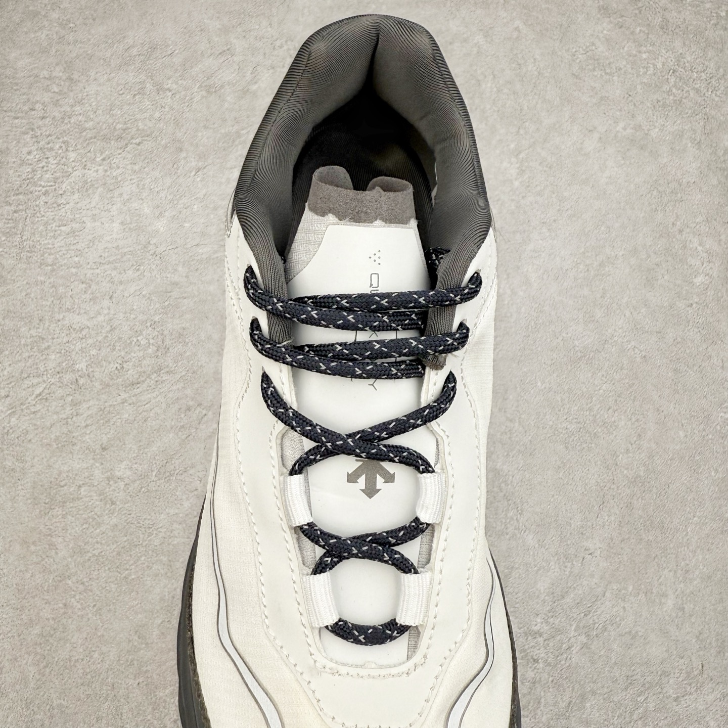 图片[5]-DESCENTE Terrain D 迪桑特舒适柔软防滑耐磨低帮生活休闲鞋 DESCENTE（迪桑特）创立于1935年，品牌名取自法语词汇，意为“滑降”。品牌箭头标识代表滑雪的三种技术“高速直线滑行”、“穿越”和“侧滑”，也寓意品牌在打造高端专业运动产品中不断追求完美的创新精神，致力于成为中国高端专业滑雪、综训、女子、铁人三项、高尔夫的第一品牌。尺码：39 40 40.5 41 42 42.5 43 44 44.5 45-选品中心