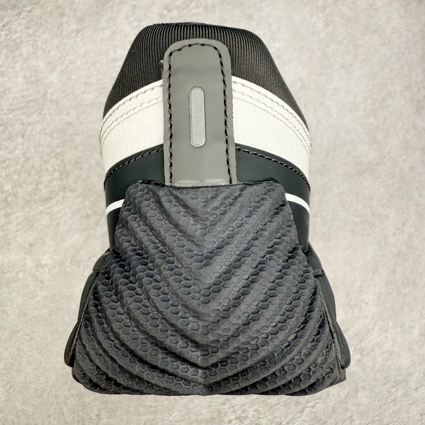 图片[8]-DESCENTE Terrain D 迪桑特舒适柔软防滑耐磨低帮生活休闲鞋 DESCENTE（迪桑特）创立于1935年，品牌名取自法语词汇，意为“滑降”。品牌箭头标识代表滑雪的三种技术“高速直线滑行”、“穿越”和“侧滑”，也寓意品牌在打造高端专业运动产品中不断追求完美的创新精神，致力于成为中国高端专业滑雪、综训、女子、铁人三项、高尔夫的第一品牌。尺码：39 40 40.5 41 42 42.5 43 44 44.5 45-选品中心