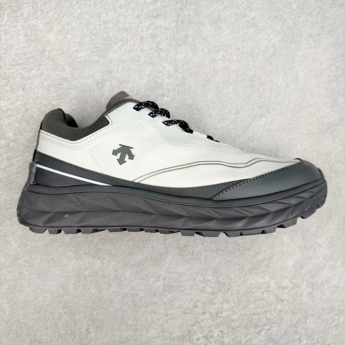 DESCENTE Terrain D 迪桑特舒适柔软防滑耐磨低帮生活休闲鞋 DESCENTE（迪桑特）创立于1935年，品牌名取自法语词汇，意为“滑降”。品牌箭头标识代表滑雪的三种技术“高速直线滑行”、“穿越”和“侧滑”，也寓意品牌在打造高端专业运动产品中不断追求完美的创新精神，致力于成为中国高端专业滑雪、综训、女子、铁人三项、高尔夫的第一品牌。尺码：39 40 40.5 41 42 42.5 43 44 44.5 45-选品中心