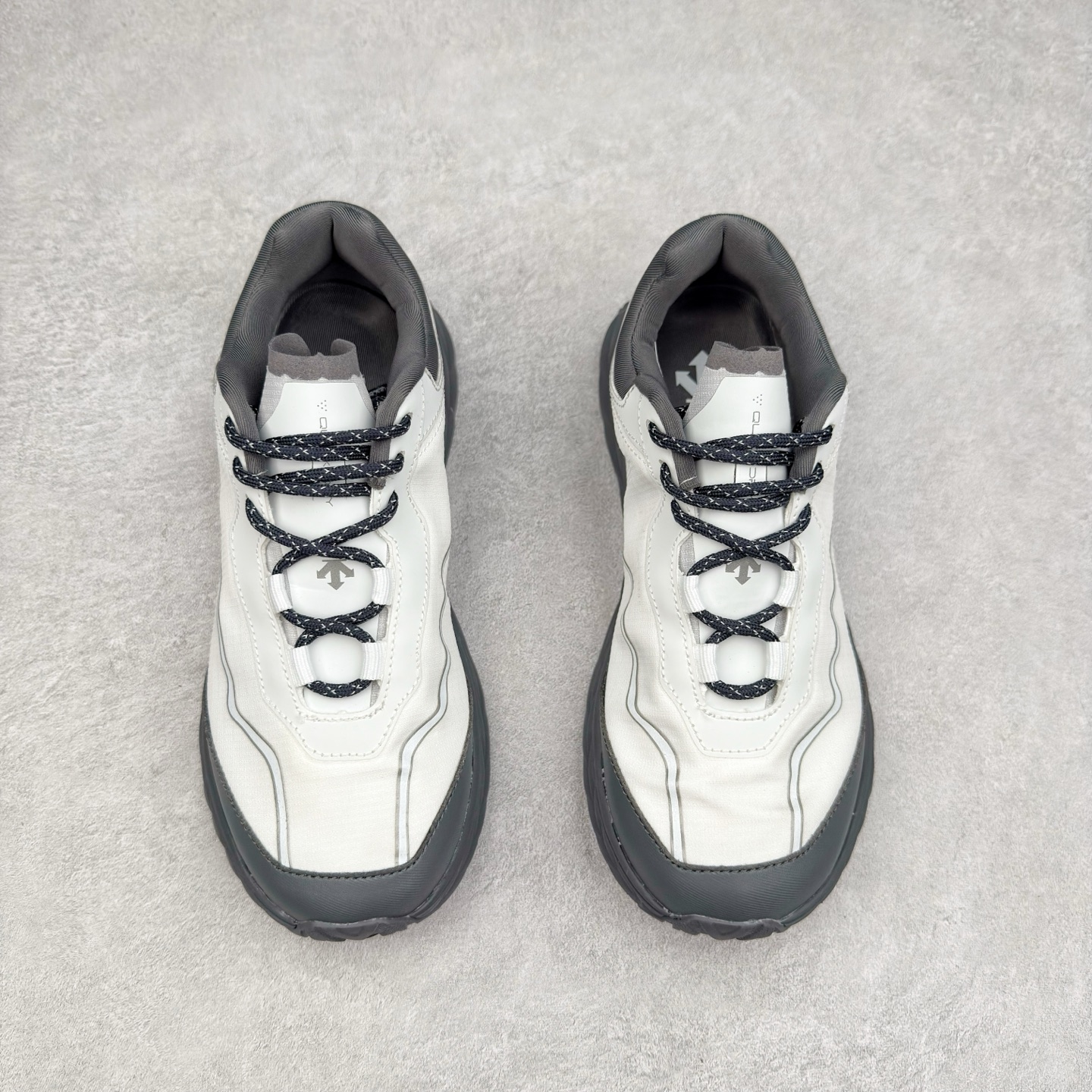 图片[2]-DESCENTE Terrain D 迪桑特舒适柔软防滑耐磨低帮生活休闲鞋 DESCENTE（迪桑特）创立于1935年，品牌名取自法语词汇，意为“滑降”。品牌箭头标识代表滑雪的三种技术“高速直线滑行”、“穿越”和“侧滑”，也寓意品牌在打造高端专业运动产品中不断追求完美的创新精神，致力于成为中国高端专业滑雪、综训、女子、铁人三项、高尔夫的第一品牌。尺码：39 40 40.5 41 42 42.5 43 44 44.5 45-选品中心