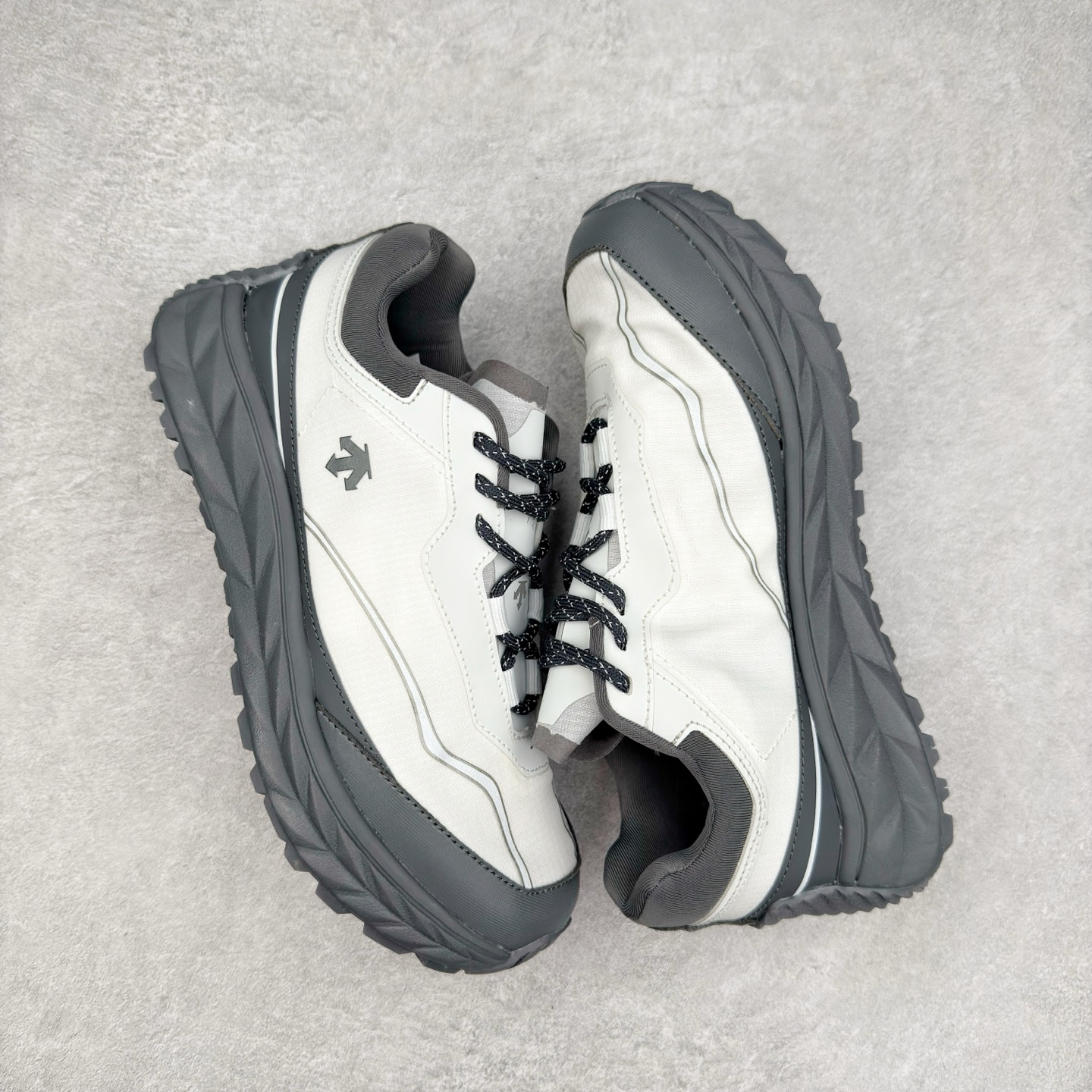 图片[3]-DESCENTE Terrain D 迪桑特舒适柔软防滑耐磨低帮生活休闲鞋 DESCENTE（迪桑特）创立于1935年，品牌名取自法语词汇，意为“滑降”。品牌箭头标识代表滑雪的三种技术“高速直线滑行”、“穿越”和“侧滑”，也寓意品牌在打造高端专业运动产品中不断追求完美的创新精神，致力于成为中国高端专业滑雪、综训、女子、铁人三项、高尔夫的第一品牌。尺码：39 40 40.5 41 42 42.5 43 44 44.5 45-选品中心