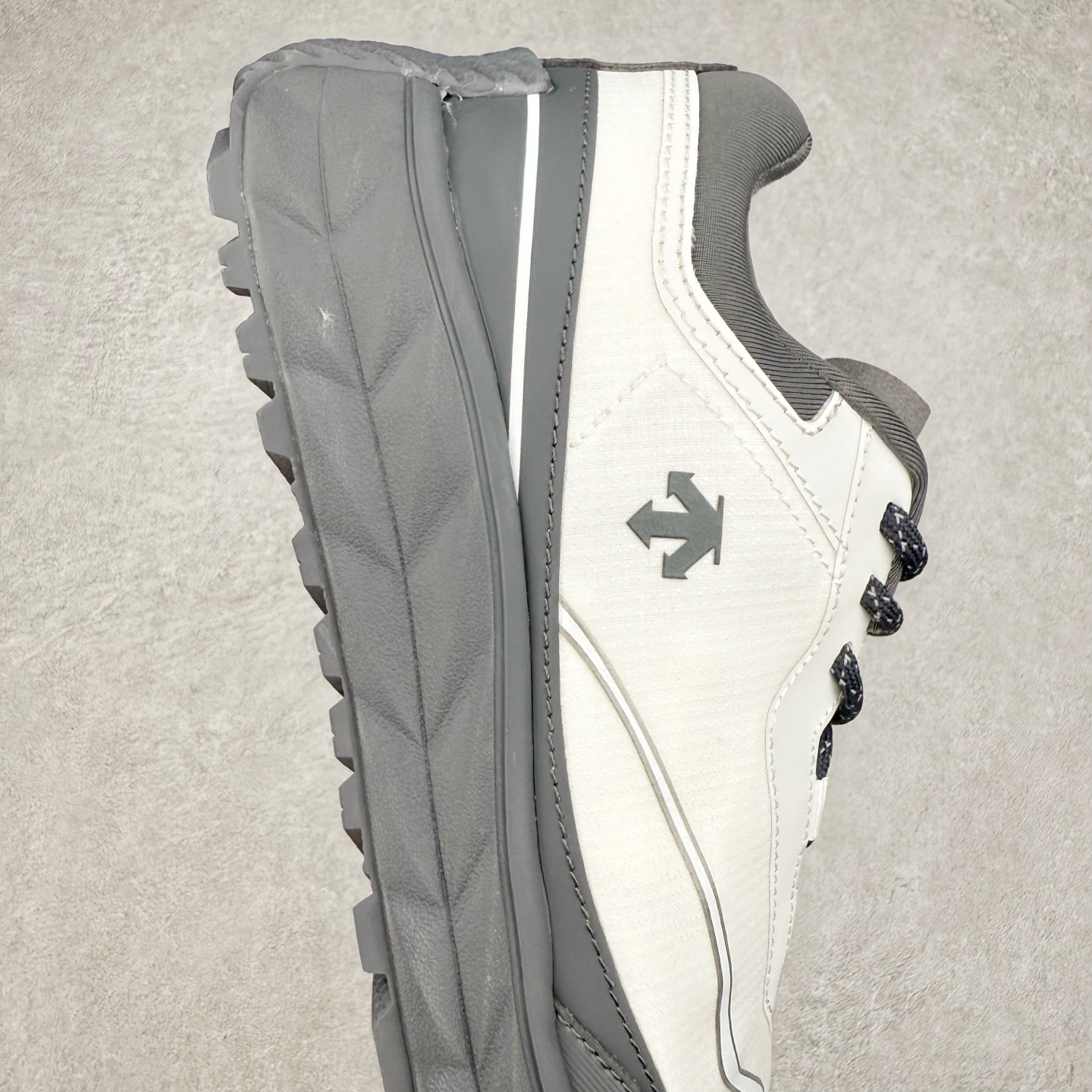 图片[6]-DESCENTE Terrain D 迪桑特舒适柔软防滑耐磨低帮生活休闲鞋 DESCENTE（迪桑特）创立于1935年，品牌名取自法语词汇，意为“滑降”。品牌箭头标识代表滑雪的三种技术“高速直线滑行”、“穿越”和“侧滑”，也寓意品牌在打造高端专业运动产品中不断追求完美的创新精神，致力于成为中国高端专业滑雪、综训、女子、铁人三项、高尔夫的第一品牌。尺码：39 40 40.5 41 42 42.5 43 44 44.5 45-选品中心