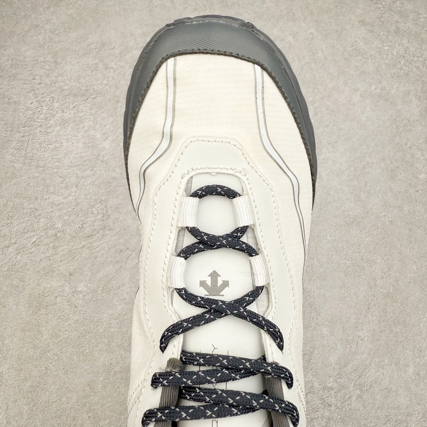 图片[4]-DESCENTE Terrain D 迪桑特舒适柔软防滑耐磨低帮生活休闲鞋 DESCENTE（迪桑特）创立于1935年，品牌名取自法语词汇，意为“滑降”。品牌箭头标识代表滑雪的三种技术“高速直线滑行”、“穿越”和“侧滑”，也寓意品牌在打造高端专业运动产品中不断追求完美的创新精神，致力于成为中国高端专业滑雪、综训、女子、铁人三项、高尔夫的第一品牌。尺码：39 40 40.5 41 42 42.5 43 44 44.5 45-选品中心