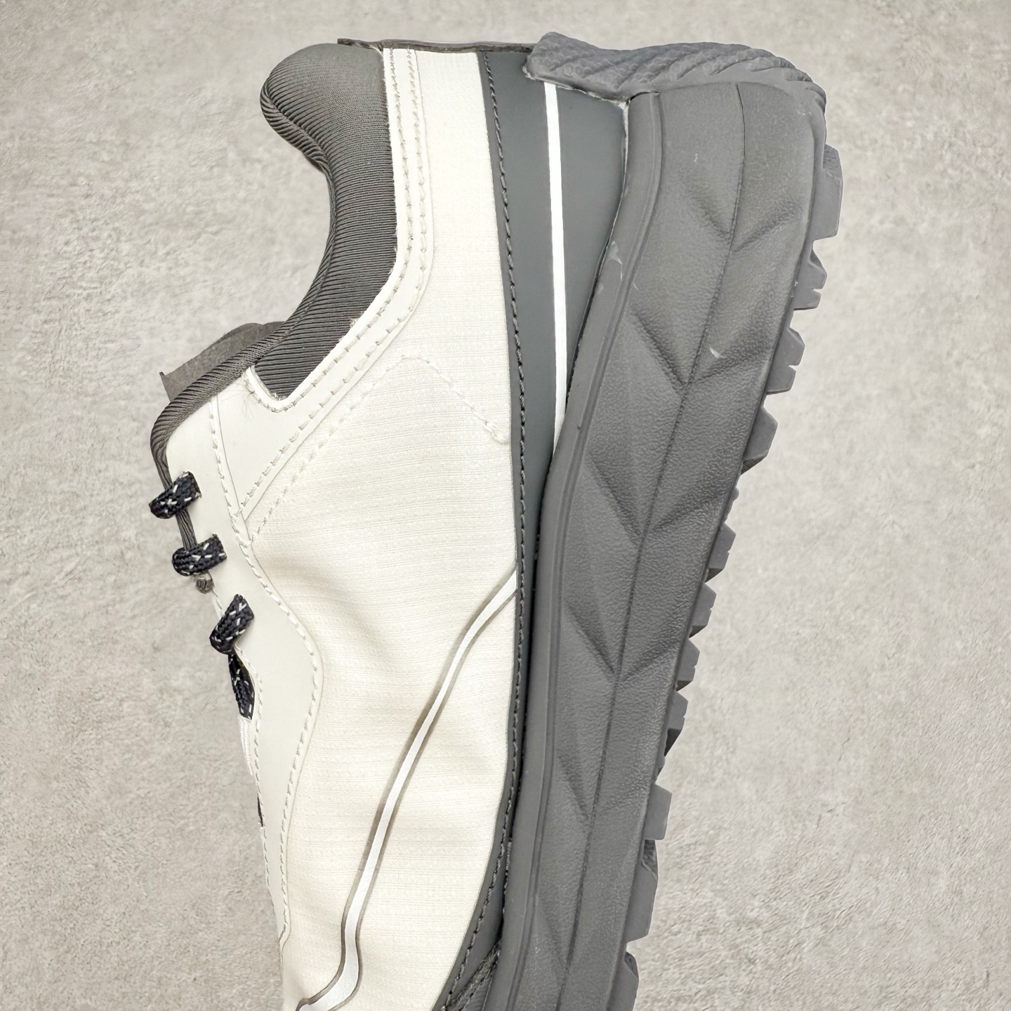 图片[7]-DESCENTE Terrain D 迪桑特舒适柔软防滑耐磨低帮生活休闲鞋 DESCENTE（迪桑特）创立于1935年，品牌名取自法语词汇，意为“滑降”。品牌箭头标识代表滑雪的三种技术“高速直线滑行”、“穿越”和“侧滑”，也寓意品牌在打造高端专业运动产品中不断追求完美的创新精神，致力于成为中国高端专业滑雪、综训、女子、铁人三项、高尔夫的第一品牌。尺码：39 40 40.5 41 42 42.5 43 44 44.5 45-选品中心