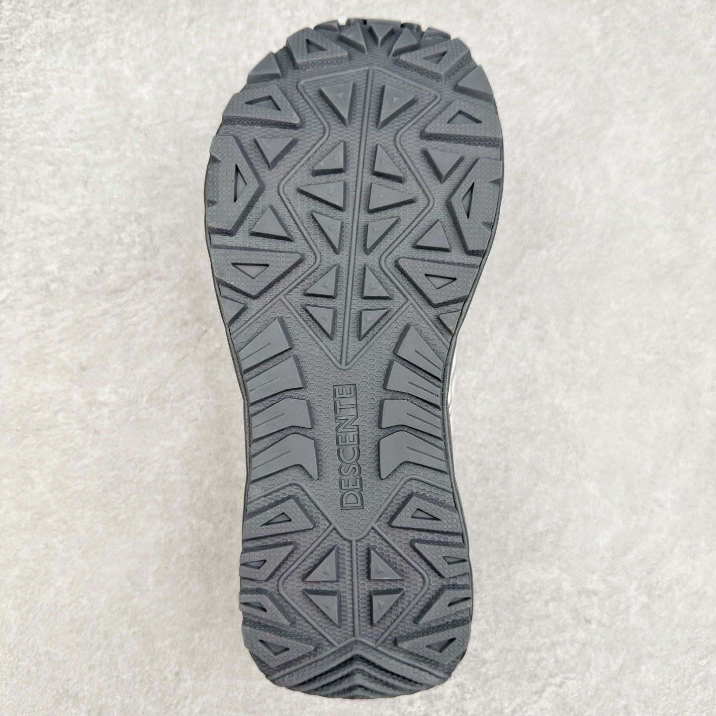 图片[9]-DESCENTE Terrain D 迪桑特舒适柔软防滑耐磨低帮生活休闲鞋 DESCENTE（迪桑特）创立于1935年，品牌名取自法语词汇，意为“滑降”。品牌箭头标识代表滑雪的三种技术“高速直线滑行”、“穿越”和“侧滑”，也寓意品牌在打造高端专业运动产品中不断追求完美的创新精神，致力于成为中国高端专业滑雪、综训、女子、铁人三项、高尔夫的第一品牌。尺码：39 40 40.5 41 42 42.5 43 44 44.5 45-选品中心
