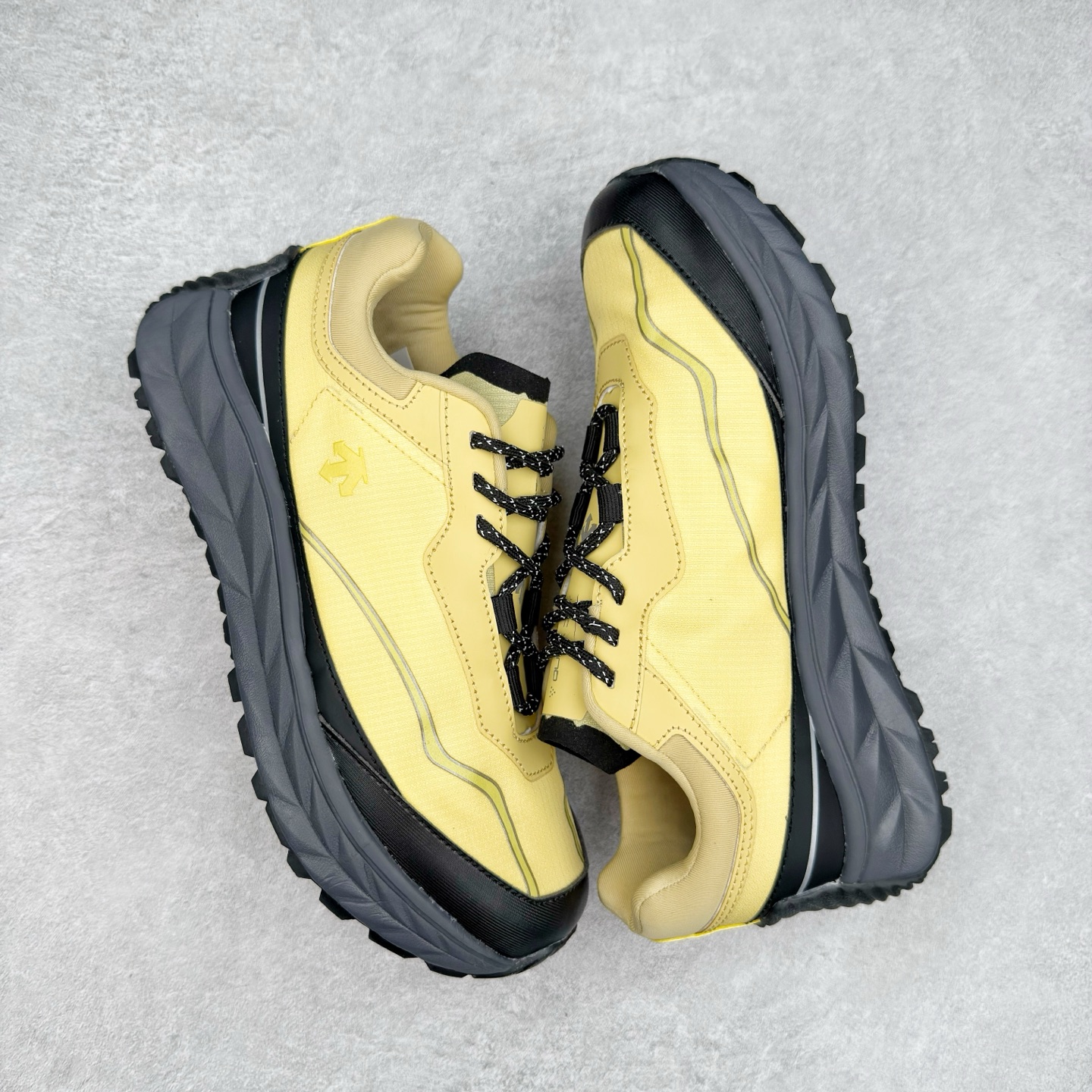 图片[3]-DESCENTE Terrain D 迪桑特舒适柔软防滑耐磨低帮生活休闲鞋 DESCENTE（迪桑特）创立于1935年，品牌名取自法语词汇，意为“滑降”。品牌箭头标识代表滑雪的三种技术“高速直线滑行”、“穿越”和“侧滑”，也寓意品牌在打造高端专业运动产品中不断追求完美的创新精神，致力于成为中国高端专业滑雪、综训、女子、铁人三项、高尔夫的第一品牌。尺码：39 40 40.5 41 42 42.5 43 44 44.5 45-选品中心