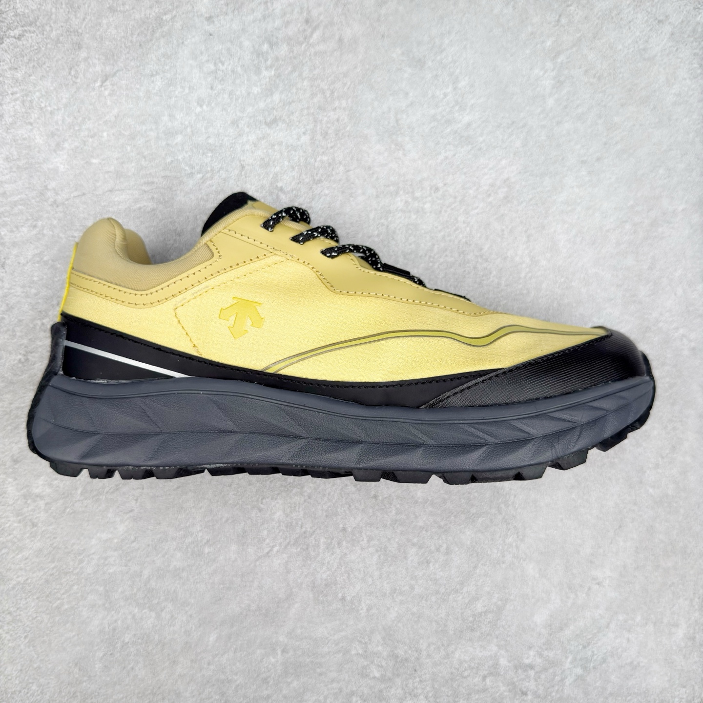 DESCENTE Terrain D 迪桑特舒适柔软防滑耐磨低帮生活休闲鞋 DESCENTE（迪桑特）创立于1935年，品牌名取自法语词汇，意为“滑降”。品牌箭头标识代表滑雪的三种技术“高速直线滑行”、“穿越”和“侧滑”，也寓意品牌在打造高端专业运动产品中不断追求完美的创新精神，致力于成为中国高端专业滑雪、综训、女子、铁人三项、高尔夫的第一品牌。尺码：39 40 40.5 41 42 42.5 43 44 44.5 45-选品中心