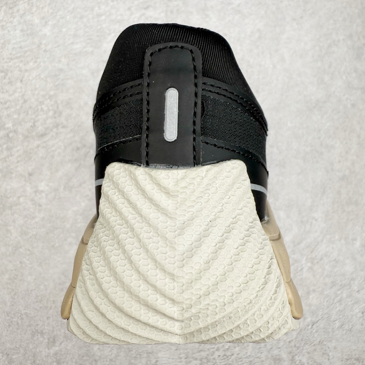 图片[8]-DESCENTE Terrain D 迪桑特舒适柔软防滑耐磨低帮生活休闲鞋 DESCENTE（迪桑特）创立于1935年，品牌名取自法语词汇，意为“滑降”。品牌箭头标识代表滑雪的三种技术“高速直线滑行”、“穿越”和“侧滑”，也寓意品牌在打造高端专业运动产品中不断追求完美的创新精神，致力于成为中国高端专业滑雪、综训、女子、铁人三项、高尔夫的第一品牌。尺码：39 40 40.5 41 42 42.5 43 44 44.5 45-选品中心