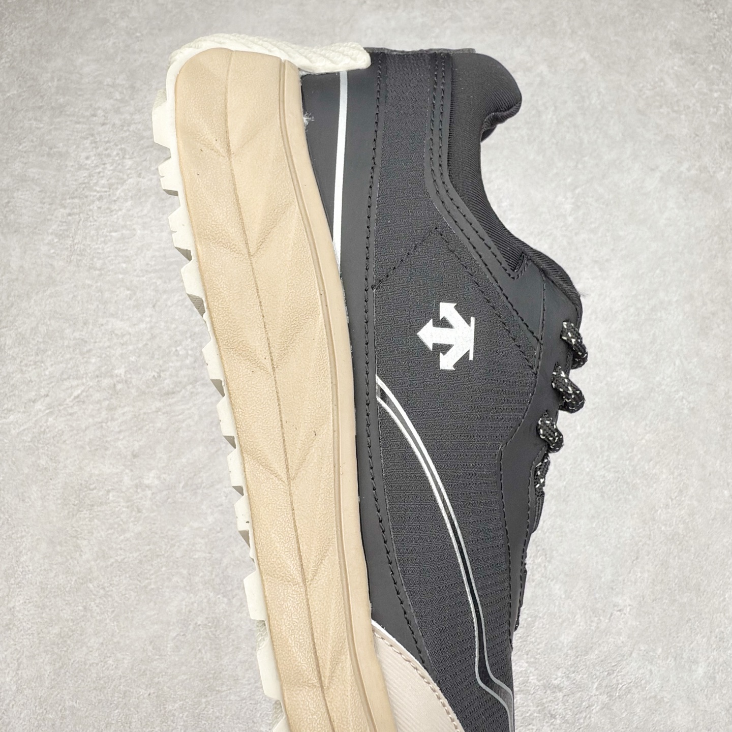 图片[6]-DESCENTE Terrain D 迪桑特舒适柔软防滑耐磨低帮生活休闲鞋 DESCENTE（迪桑特）创立于1935年，品牌名取自法语词汇，意为“滑降”。品牌箭头标识代表滑雪的三种技术“高速直线滑行”、“穿越”和“侧滑”，也寓意品牌在打造高端专业运动产品中不断追求完美的创新精神，致力于成为中国高端专业滑雪、综训、女子、铁人三项、高尔夫的第一品牌。尺码：39 40 40.5 41 42 42.5 43 44 44.5 45-选品中心