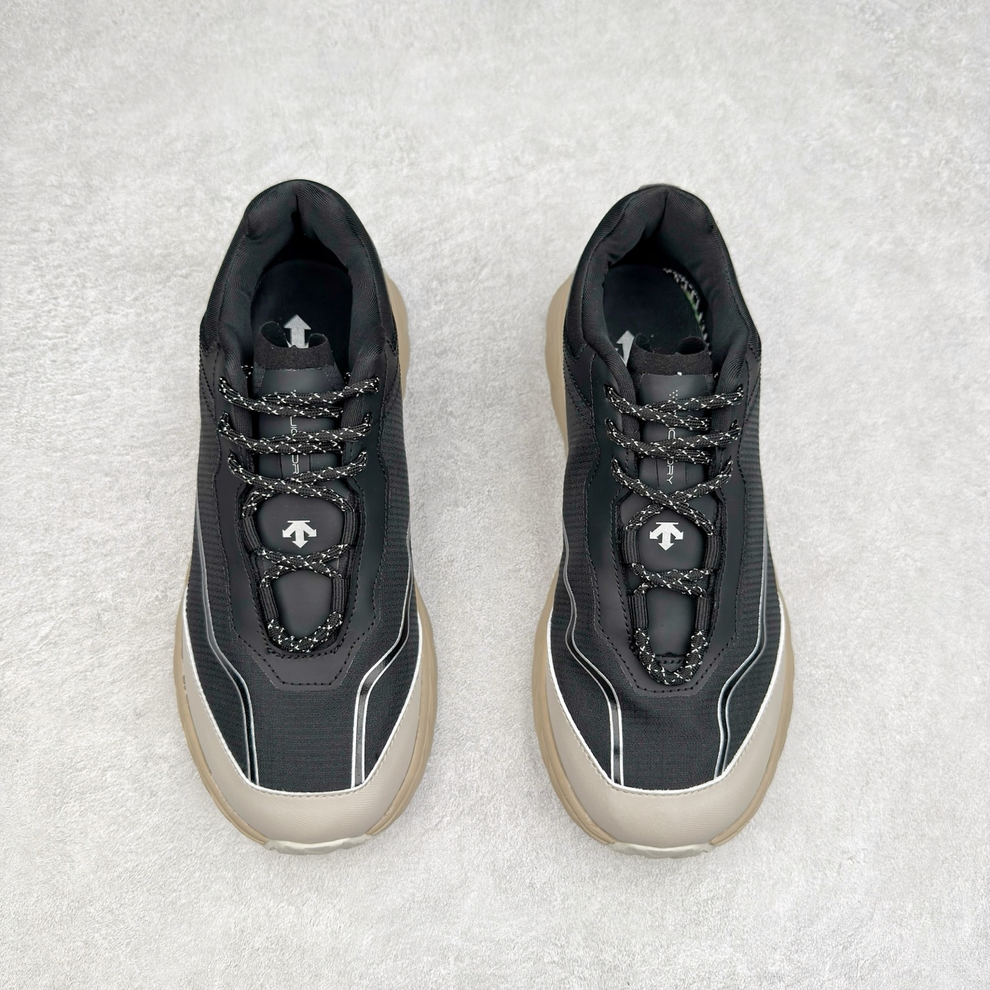 图片[2]-DESCENTE Terrain D 迪桑特舒适柔软防滑耐磨低帮生活休闲鞋 DESCENTE（迪桑特）创立于1935年，品牌名取自法语词汇，意为“滑降”。品牌箭头标识代表滑雪的三种技术“高速直线滑行”、“穿越”和“侧滑”，也寓意品牌在打造高端专业运动产品中不断追求完美的创新精神，致力于成为中国高端专业滑雪、综训、女子、铁人三项、高尔夫的第一品牌。尺码：39 40 40.5 41 42 42.5 43 44 44.5 45-选品中心