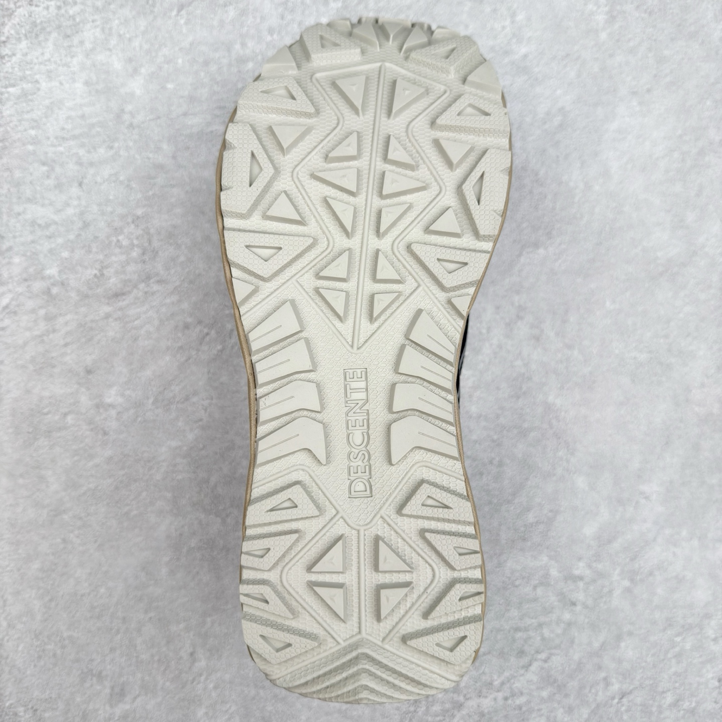 图片[9]-DESCENTE Terrain D 迪桑特舒适柔软防滑耐磨低帮生活休闲鞋 DESCENTE（迪桑特）创立于1935年，品牌名取自法语词汇，意为“滑降”。品牌箭头标识代表滑雪的三种技术“高速直线滑行”、“穿越”和“侧滑”，也寓意品牌在打造高端专业运动产品中不断追求完美的创新精神，致力于成为中国高端专业滑雪、综训、女子、铁人三项、高尔夫的第一品牌。尺码：39 40 40.5 41 42 42.5 43 44 44.5 45-选品中心