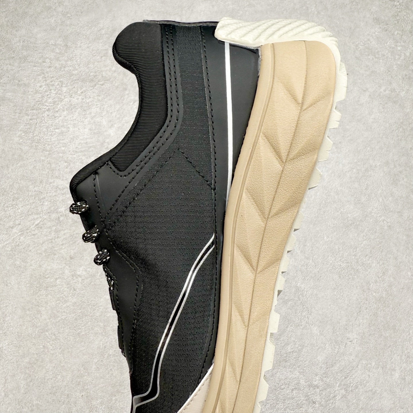 图片[7]-DESCENTE Terrain D 迪桑特舒适柔软防滑耐磨低帮生活休闲鞋 DESCENTE（迪桑特）创立于1935年，品牌名取自法语词汇，意为“滑降”。品牌箭头标识代表滑雪的三种技术“高速直线滑行”、“穿越”和“侧滑”，也寓意品牌在打造高端专业运动产品中不断追求完美的创新精神，致力于成为中国高端专业滑雪、综训、女子、铁人三项、高尔夫的第一品牌。尺码：39 40 40.5 41 42 42.5 43 44 44.5 45-选品中心