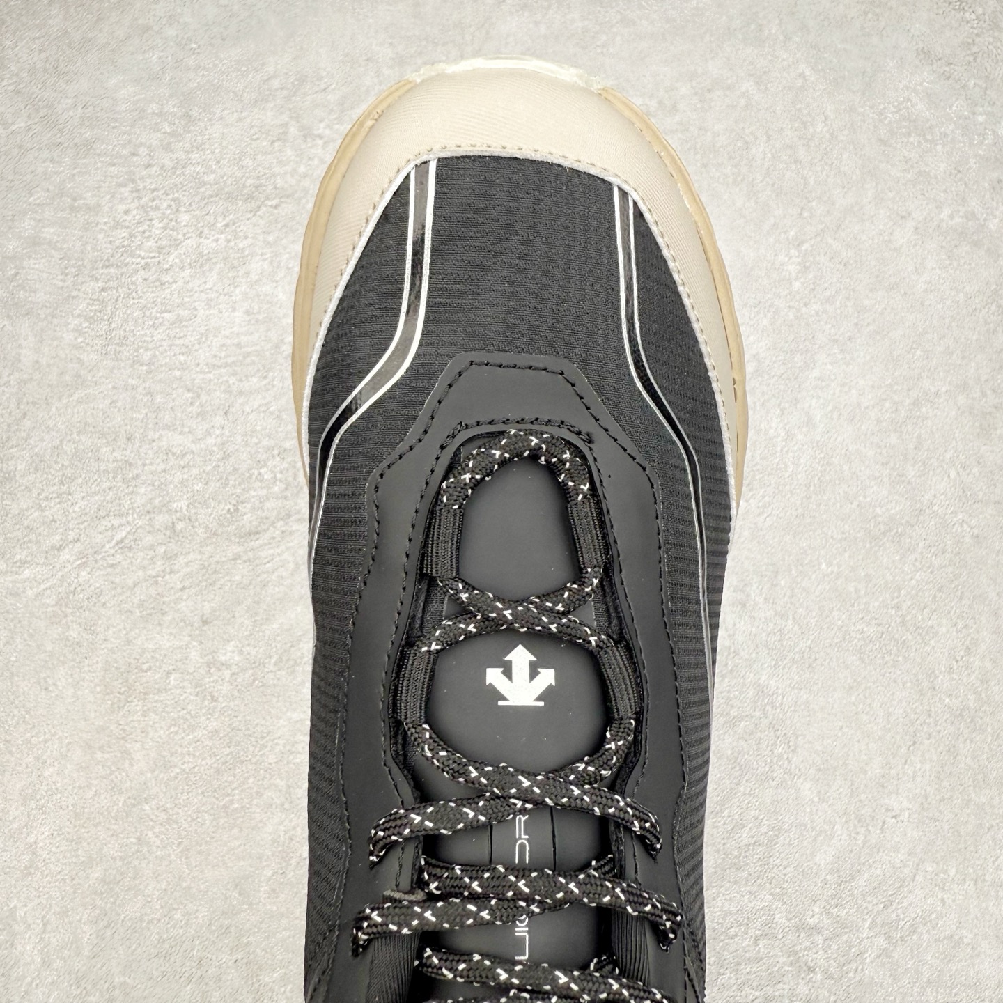 图片[4]-DESCENTE Terrain D 迪桑特舒适柔软防滑耐磨低帮生活休闲鞋 DESCENTE（迪桑特）创立于1935年，品牌名取自法语词汇，意为“滑降”。品牌箭头标识代表滑雪的三种技术“高速直线滑行”、“穿越”和“侧滑”，也寓意品牌在打造高端专业运动产品中不断追求完美的创新精神，致力于成为中国高端专业滑雪、综训、女子、铁人三项、高尔夫的第一品牌。尺码：39 40 40.5 41 42 42.5 43 44 44.5 45-选品中心