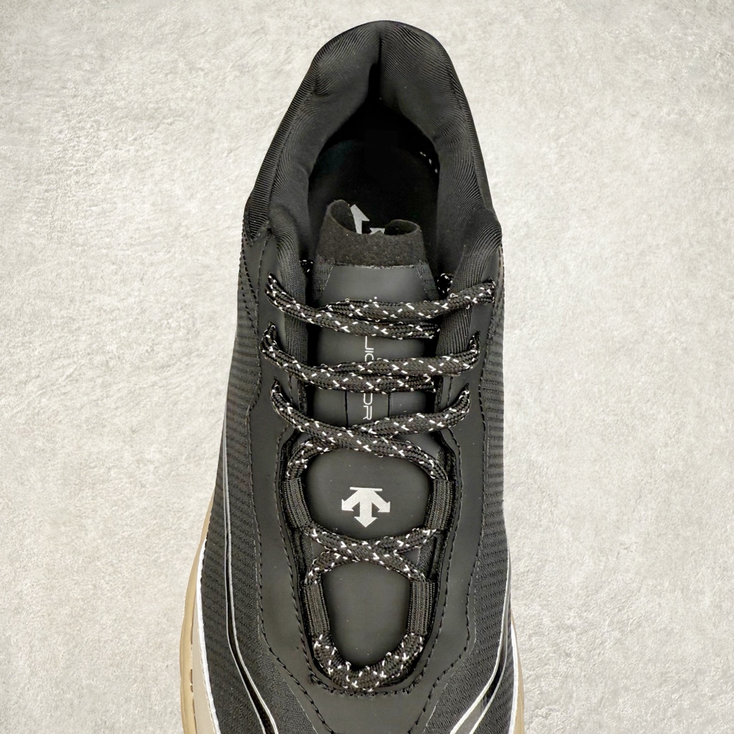 图片[5]-DESCENTE Terrain D 迪桑特舒适柔软防滑耐磨低帮生活休闲鞋 DESCENTE（迪桑特）创立于1935年，品牌名取自法语词汇，意为“滑降”。品牌箭头标识代表滑雪的三种技术“高速直线滑行”、“穿越”和“侧滑”，也寓意品牌在打造高端专业运动产品中不断追求完美的创新精神，致力于成为中国高端专业滑雪、综训、女子、铁人三项、高尔夫的第一品牌。尺码：39 40 40.5 41 42 42.5 43 44 44.5 45-选品中心