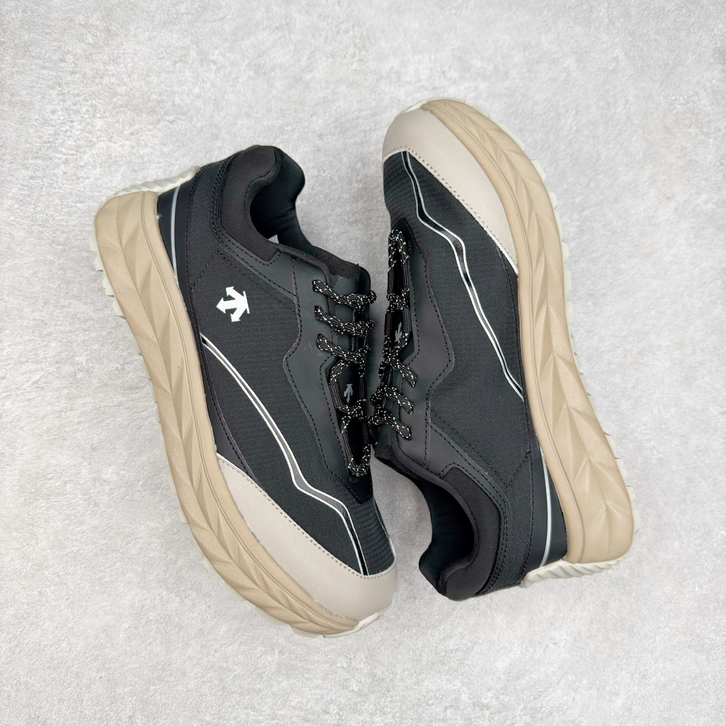 图片[3]-DESCENTE Terrain D 迪桑特舒适柔软防滑耐磨低帮生活休闲鞋 DESCENTE（迪桑特）创立于1935年，品牌名取自法语词汇，意为“滑降”。品牌箭头标识代表滑雪的三种技术“高速直线滑行”、“穿越”和“侧滑”，也寓意品牌在打造高端专业运动产品中不断追求完美的创新精神，致力于成为中国高端专业滑雪、综训、女子、铁人三项、高尔夫的第一品牌。尺码：39 40 40.5 41 42 42.5 43 44 44.5 45-选品中心