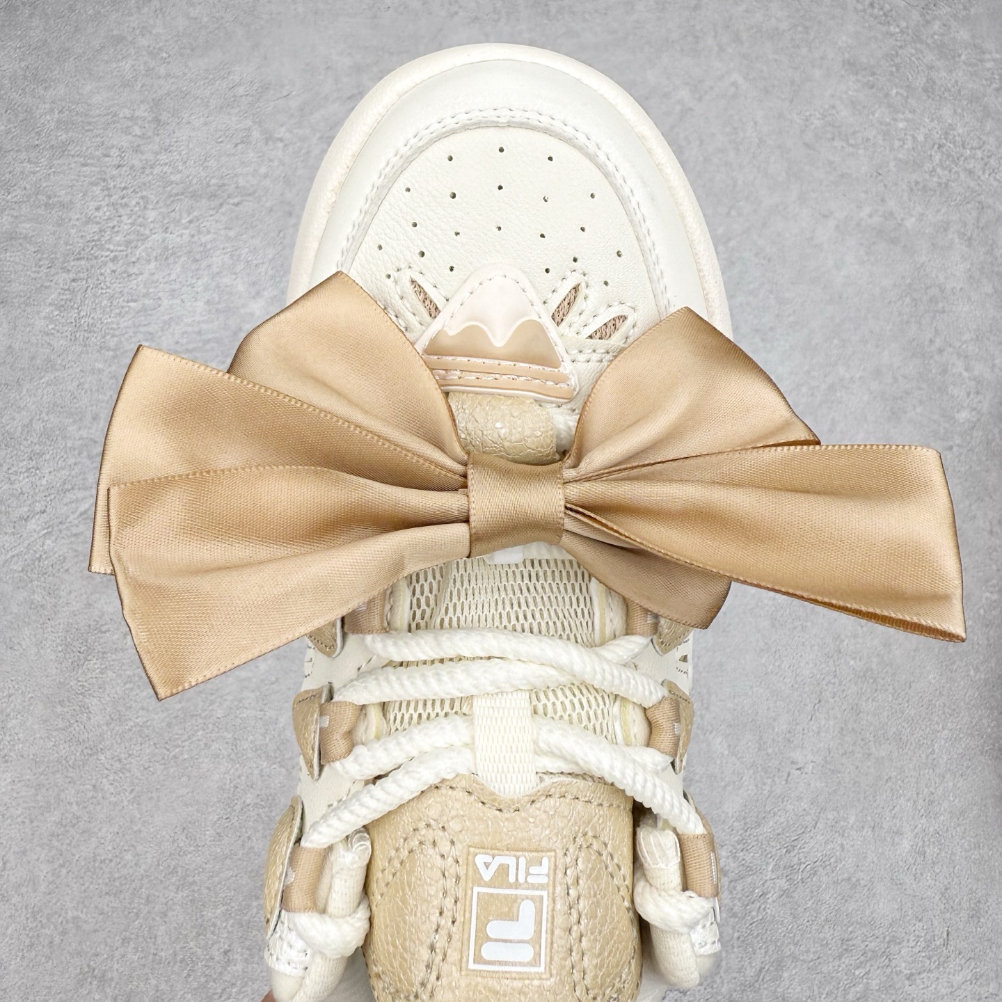 图片[4]-FILA CARROT 2 斐乐萝卜鞋2.0 经典百搭休闲 防滑减震耐磨低帮板鞋 传承了 FILA 的百年基因，融入年轻运动及潮流文化，成为引领变革、创新突破的一代。以“1+N” 的跨界合作模式重现经典的同时创造经典。带来最出其不意的跨界合作惊喜。同时，FILAFUSION把FILA 的 DNA 融入到定制体验里，你可以随心制造厲于你的产品。FILA FUSION 的鞋家族涵盖了老爹鞋、跑步鞋、网球鞋、季节款。风格复古新潮，满足了时尚人士出行及各类运动的搭配需求，成为当下年轻人筷拥的鞋类品牌之一。FILA FUSION 走进年轻人的世界，通过年轻人运动，街舞，滑板，篮球，展现 FILA FUSION 的潮流态度和年轻文化。FILA FUSION 认为末来属于引领变革、创新突破的年轻一代，让我们一起构成 FILA 未来的蓝图吧！尺码：35.5 36 36.5 37.5 38 38.5 39 40-选品中心