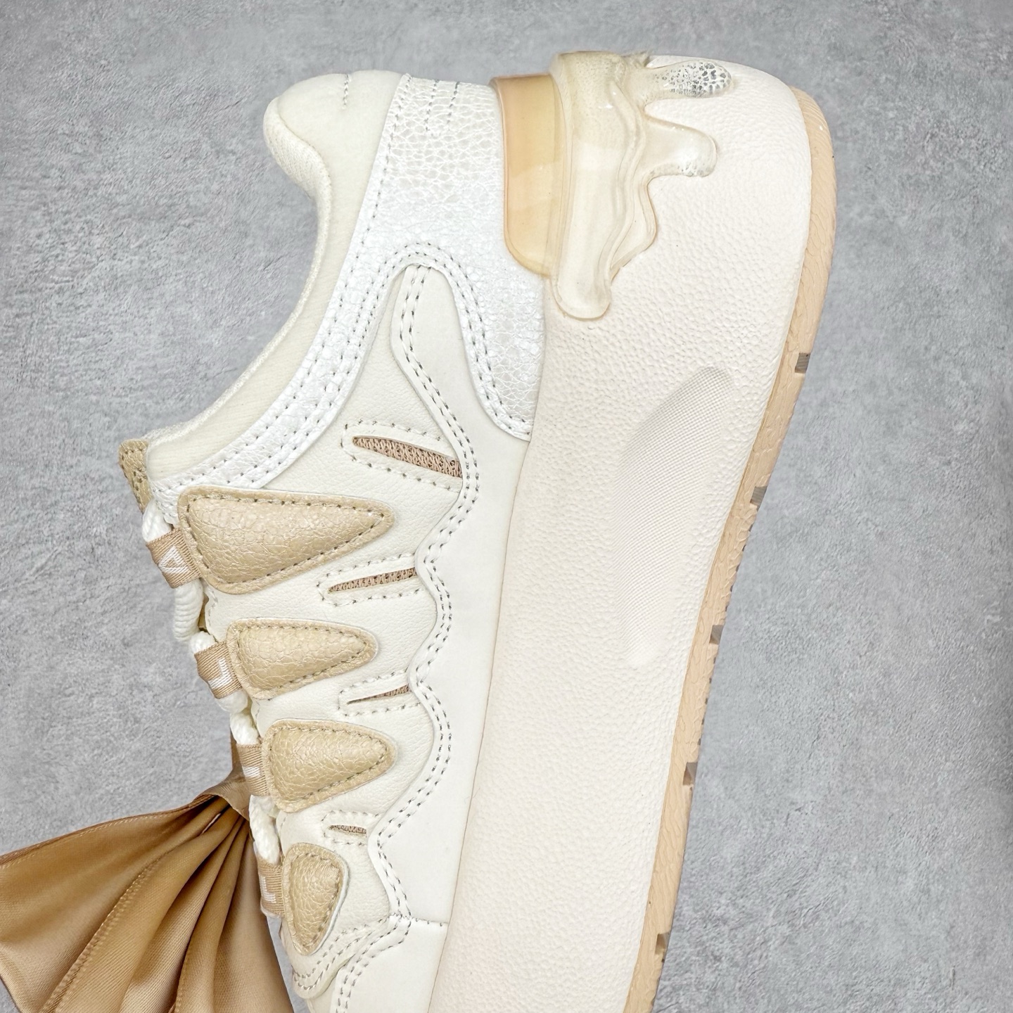 图片[7]-FILA CARROT 2 斐乐萝卜鞋2.0 经典百搭休闲 防滑减震耐磨低帮板鞋 传承了 FILA 的百年基因，融入年轻运动及潮流文化，成为引领变革、创新突破的一代。以“1+N” 的跨界合作模式重现经典的同时创造经典。带来最出其不意的跨界合作惊喜。同时，FILAFUSION把FILA 的 DNA 融入到定制体验里，你可以随心制造厲于你的产品。FILA FUSION 的鞋家族涵盖了老爹鞋、跑步鞋、网球鞋、季节款。风格复古新潮，满足了时尚人士出行及各类运动的搭配需求，成为当下年轻人筷拥的鞋类品牌之一。FILA FUSION 走进年轻人的世界，通过年轻人运动，街舞，滑板，篮球，展现 FILA FUSION 的潮流态度和年轻文化。FILA FUSION 认为末来属于引领变革、创新突破的年轻一代，让我们一起构成 FILA 未来的蓝图吧！尺码：35.5 36 36.5 37.5 38 38.5 39 40-选品中心