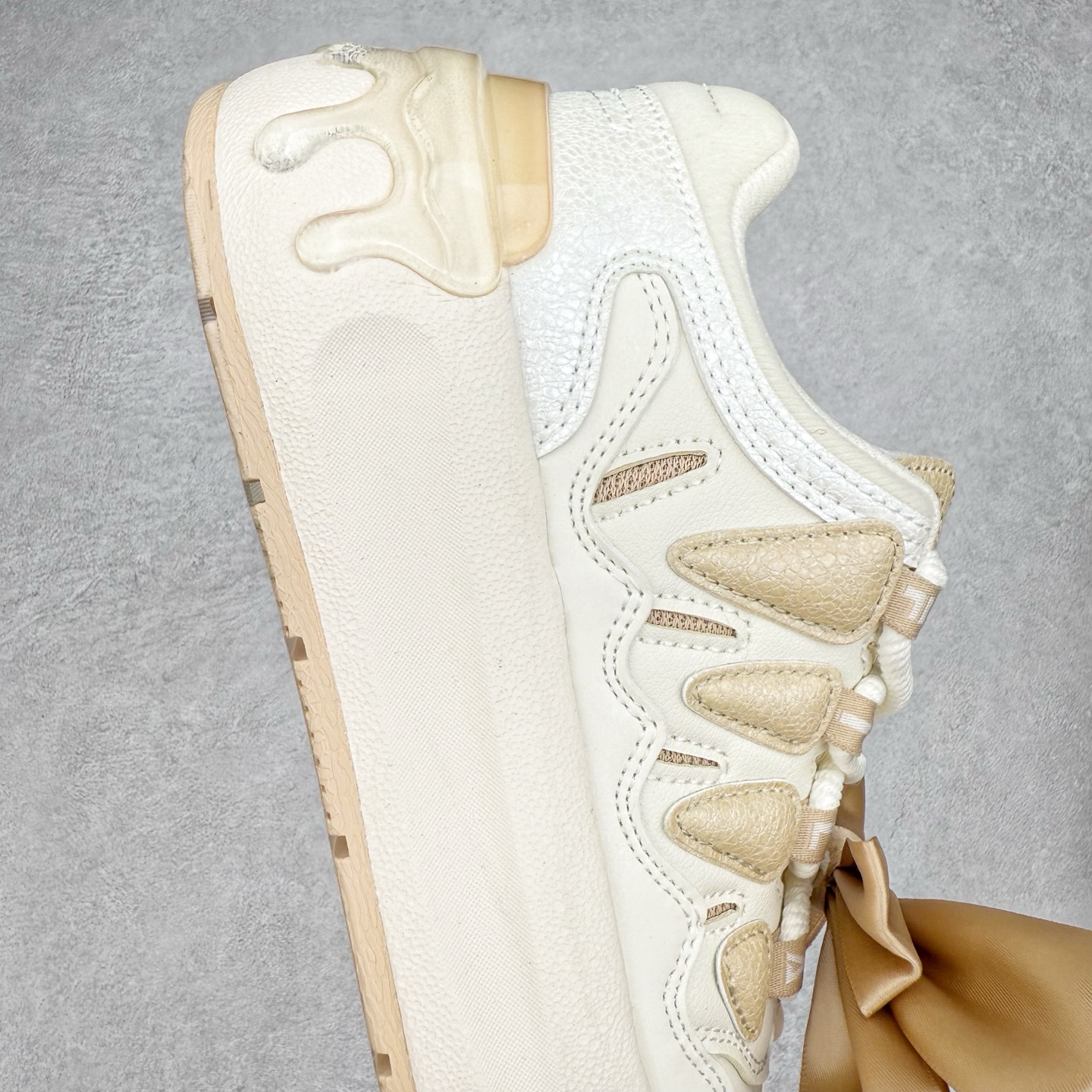 图片[6]-FILA CARROT 2 斐乐萝卜鞋2.0 经典百搭休闲 防滑减震耐磨低帮板鞋 传承了 FILA 的百年基因，融入年轻运动及潮流文化，成为引领变革、创新突破的一代。以“1+N” 的跨界合作模式重现经典的同时创造经典。带来最出其不意的跨界合作惊喜。同时，FILAFUSION把FILA 的 DNA 融入到定制体验里，你可以随心制造厲于你的产品。FILA FUSION 的鞋家族涵盖了老爹鞋、跑步鞋、网球鞋、季节款。风格复古新潮，满足了时尚人士出行及各类运动的搭配需求，成为当下年轻人筷拥的鞋类品牌之一。FILA FUSION 走进年轻人的世界，通过年轻人运动，街舞，滑板，篮球，展现 FILA FUSION 的潮流态度和年轻文化。FILA FUSION 认为末来属于引领变革、创新突破的年轻一代，让我们一起构成 FILA 未来的蓝图吧！尺码：35.5 36 36.5 37.5 38 38.5 39 40-选品中心