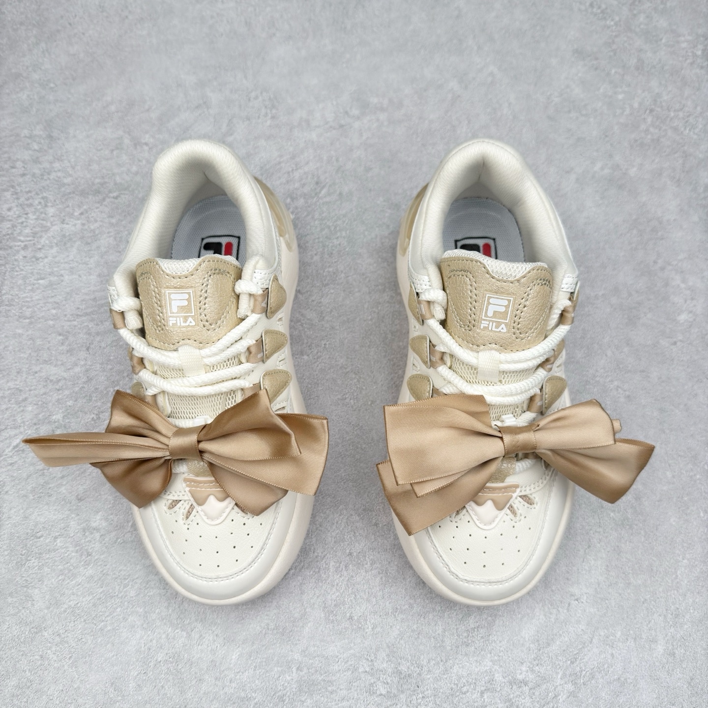 图片[2]-FILA CARROT 2 斐乐萝卜鞋2.0 经典百搭休闲 防滑减震耐磨低帮板鞋 传承了 FILA 的百年基因，融入年轻运动及潮流文化，成为引领变革、创新突破的一代。以“1+N” 的跨界合作模式重现经典的同时创造经典。带来最出其不意的跨界合作惊喜。同时，FILAFUSION把FILA 的 DNA 融入到定制体验里，你可以随心制造厲于你的产品。FILA FUSION 的鞋家族涵盖了老爹鞋、跑步鞋、网球鞋、季节款。风格复古新潮，满足了时尚人士出行及各类运动的搭配需求，成为当下年轻人筷拥的鞋类品牌之一。FILA FUSION 走进年轻人的世界，通过年轻人运动，街舞，滑板，篮球，展现 FILA FUSION 的潮流态度和年轻文化。FILA FUSION 认为末来属于引领变革、创新突破的年轻一代，让我们一起构成 FILA 未来的蓝图吧！尺码：35.5 36 36.5 37.5 38 38.5 39 40-选品中心