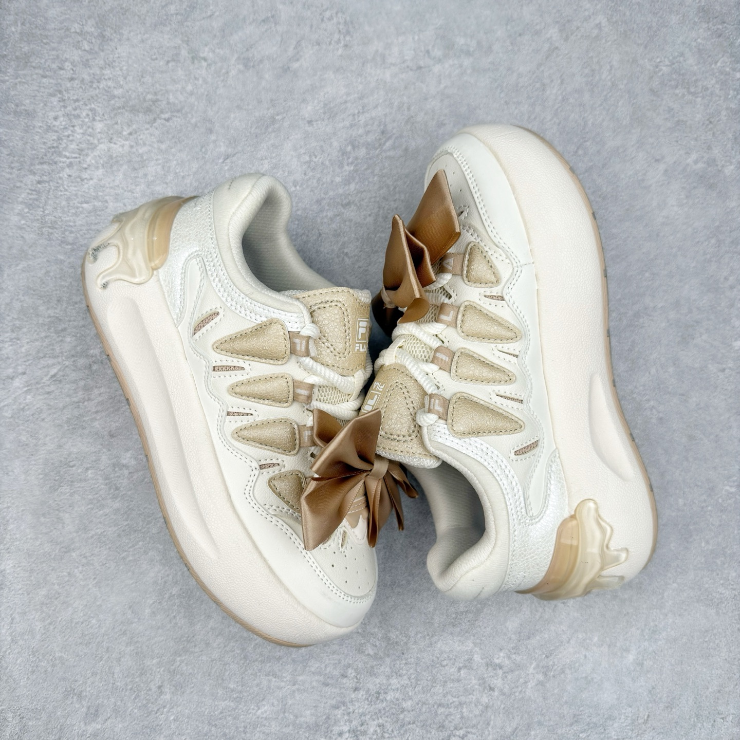 图片[3]-FILA CARROT 2 斐乐萝卜鞋2.0 经典百搭休闲 防滑减震耐磨低帮板鞋 传承了 FILA 的百年基因，融入年轻运动及潮流文化，成为引领变革、创新突破的一代。以“1+N” 的跨界合作模式重现经典的同时创造经典。带来最出其不意的跨界合作惊喜。同时，FILAFUSION把FILA 的 DNA 融入到定制体验里，你可以随心制造厲于你的产品。FILA FUSION 的鞋家族涵盖了老爹鞋、跑步鞋、网球鞋、季节款。风格复古新潮，满足了时尚人士出行及各类运动的搭配需求，成为当下年轻人筷拥的鞋类品牌之一。FILA FUSION 走进年轻人的世界，通过年轻人运动，街舞，滑板，篮球，展现 FILA FUSION 的潮流态度和年轻文化。FILA FUSION 认为末来属于引领变革、创新突破的年轻一代，让我们一起构成 FILA 未来的蓝图吧！尺码：35.5 36 36.5 37.5 38 38.5 39 40-选品中心