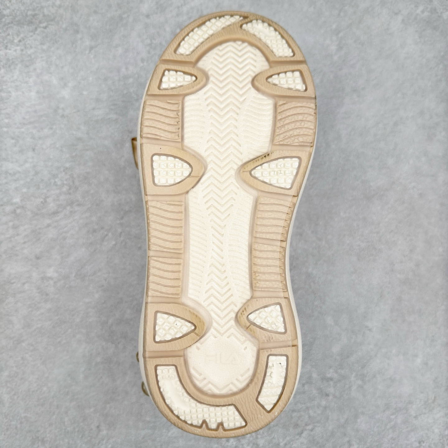 图片[9]-FILA CARROT 2 斐乐萝卜鞋2.0 经典百搭休闲 防滑减震耐磨低帮板鞋 传承了 FILA 的百年基因，融入年轻运动及潮流文化，成为引领变革、创新突破的一代。以“1+N” 的跨界合作模式重现经典的同时创造经典。带来最出其不意的跨界合作惊喜。同时，FILAFUSION把FILA 的 DNA 融入到定制体验里，你可以随心制造厲于你的产品。FILA FUSION 的鞋家族涵盖了老爹鞋、跑步鞋、网球鞋、季节款。风格复古新潮，满足了时尚人士出行及各类运动的搭配需求，成为当下年轻人筷拥的鞋类品牌之一。FILA FUSION 走进年轻人的世界，通过年轻人运动，街舞，滑板，篮球，展现 FILA FUSION 的潮流态度和年轻文化。FILA FUSION 认为末来属于引领变革、创新突破的年轻一代，让我们一起构成 FILA 未来的蓝图吧！尺码：35.5 36 36.5 37.5 38 38.5 39 40-选品中心