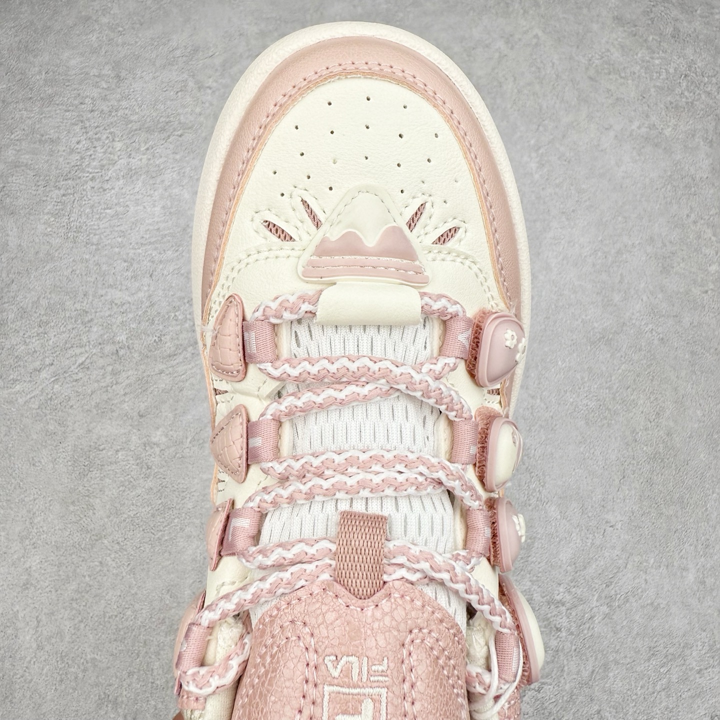 图片[4]-FILA CARROT 2 斐乐萝卜鞋2.0 经典百搭休闲 防滑减震耐磨低帮板鞋 传承了 FILA 的百年基因，融入年轻运动及潮流文化，成为引领变革、创新突破的一代。以“1+N” 的跨界合作模式重现经典的同时创造经典。带来最出其不意的跨界合作惊喜。同时，FILAFUSION把FILA 的 DNA 融入到定制体验里，你可以随心制造厲于你的产品。FILA FUSION 的鞋家族涵盖了老爹鞋、跑步鞋、网球鞋、季节款。风格复古新潮，满足了时尚人士出行及各类运动的搭配需求，成为当下年轻人筷拥的鞋类品牌之一。FILA FUSION 走进年轻人的世界，通过年轻人运动，街舞，滑板，篮球，展现 FILA FUSION 的潮流态度和年轻文化。FILA FUSION 认为末来属于引领变革、创新突破的年轻一代，让我们一起构成 FILA 未来的蓝图吧！尺码：35.5 36 36.5 37.5 38 38.5 39 40-选品中心