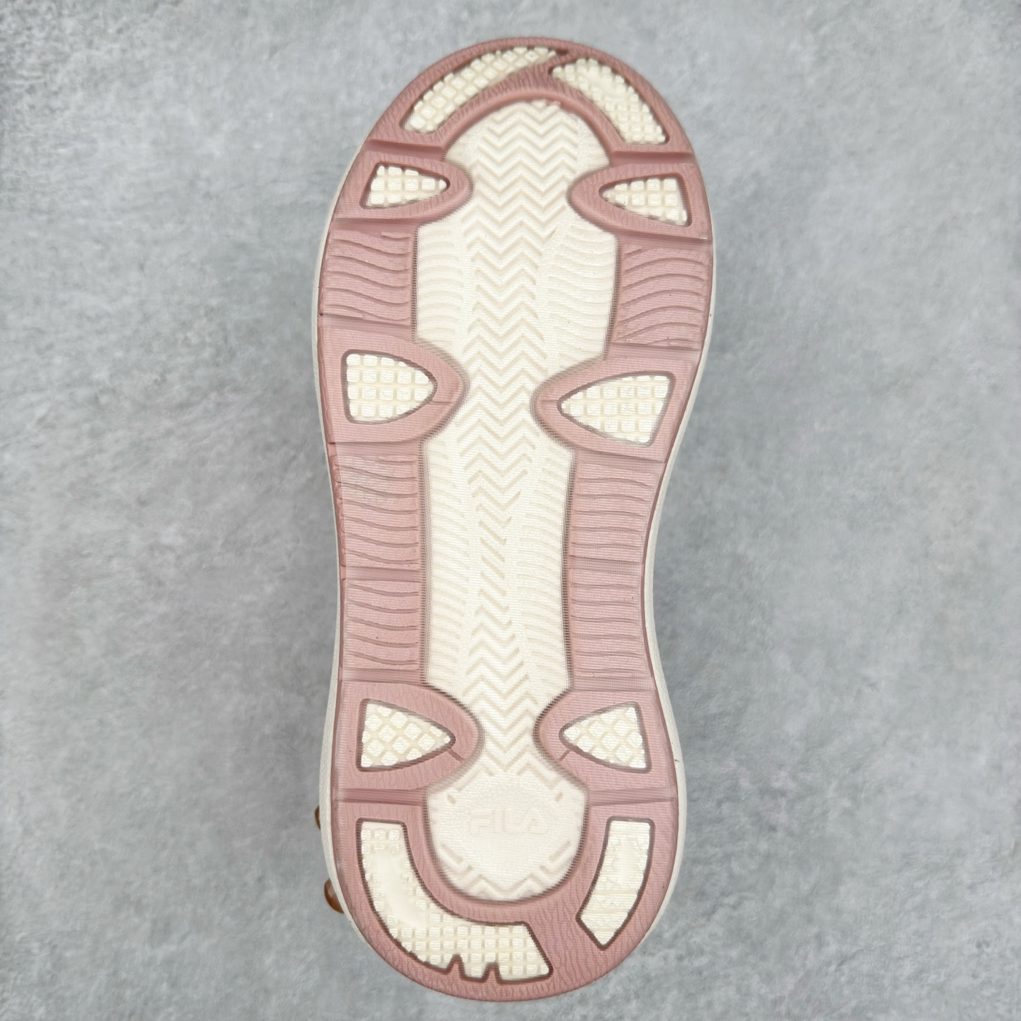 图片[9]-FILA CARROT 2 斐乐萝卜鞋2.0 经典百搭休闲 防滑减震耐磨低帮板鞋 传承了 FILA 的百年基因，融入年轻运动及潮流文化，成为引领变革、创新突破的一代。以“1+N” 的跨界合作模式重现经典的同时创造经典。带来最出其不意的跨界合作惊喜。同时，FILAFUSION把FILA 的 DNA 融入到定制体验里，你可以随心制造厲于你的产品。FILA FUSION 的鞋家族涵盖了老爹鞋、跑步鞋、网球鞋、季节款。风格复古新潮，满足了时尚人士出行及各类运动的搭配需求，成为当下年轻人筷拥的鞋类品牌之一。FILA FUSION 走进年轻人的世界，通过年轻人运动，街舞，滑板，篮球，展现 FILA FUSION 的潮流态度和年轻文化。FILA FUSION 认为末来属于引领变革、创新突破的年轻一代，让我们一起构成 FILA 未来的蓝图吧！尺码：35.5 36 36.5 37.5 38 38.5 39 40-选品中心