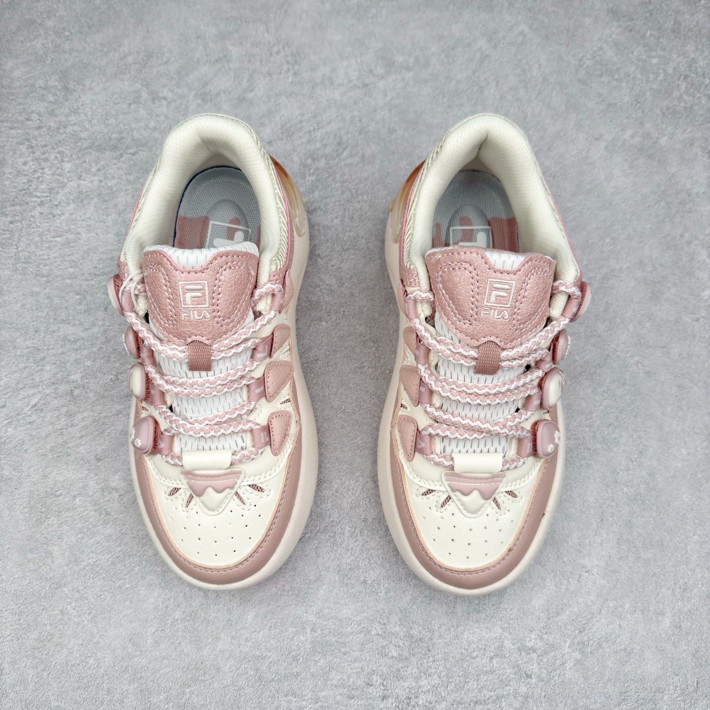 图片[2]-FILA CARROT 2 斐乐萝卜鞋2.0 经典百搭休闲 防滑减震耐磨低帮板鞋 传承了 FILA 的百年基因，融入年轻运动及潮流文化，成为引领变革、创新突破的一代。以“1+N” 的跨界合作模式重现经典的同时创造经典。带来最出其不意的跨界合作惊喜。同时，FILAFUSION把FILA 的 DNA 融入到定制体验里，你可以随心制造厲于你的产品。FILA FUSION 的鞋家族涵盖了老爹鞋、跑步鞋、网球鞋、季节款。风格复古新潮，满足了时尚人士出行及各类运动的搭配需求，成为当下年轻人筷拥的鞋类品牌之一。FILA FUSION 走进年轻人的世界，通过年轻人运动，街舞，滑板，篮球，展现 FILA FUSION 的潮流态度和年轻文化。FILA FUSION 认为末来属于引领变革、创新突破的年轻一代，让我们一起构成 FILA 未来的蓝图吧！尺码：35.5 36 36.5 37.5 38 38.5 39 40-选品中心