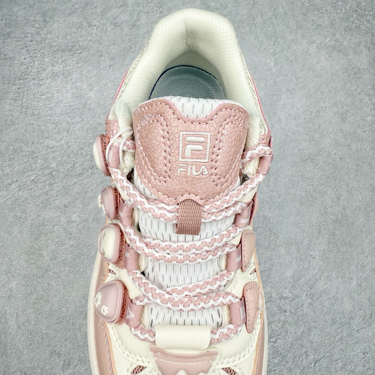 图片[5]-FILA CARROT 2 斐乐萝卜鞋2.0 经典百搭休闲 防滑减震耐磨低帮板鞋 传承了 FILA 的百年基因，融入年轻运动及潮流文化，成为引领变革、创新突破的一代。以“1+N” 的跨界合作模式重现经典的同时创造经典。带来最出其不意的跨界合作惊喜。同时，FILAFUSION把FILA 的 DNA 融入到定制体验里，你可以随心制造厲于你的产品。FILA FUSION 的鞋家族涵盖了老爹鞋、跑步鞋、网球鞋、季节款。风格复古新潮，满足了时尚人士出行及各类运动的搭配需求，成为当下年轻人筷拥的鞋类品牌之一。FILA FUSION 走进年轻人的世界，通过年轻人运动，街舞，滑板，篮球，展现 FILA FUSION 的潮流态度和年轻文化。FILA FUSION 认为末来属于引领变革、创新突破的年轻一代，让我们一起构成 FILA 未来的蓝图吧！尺码：35.5 36 36.5 37.5 38 38.5 39 40-选品中心