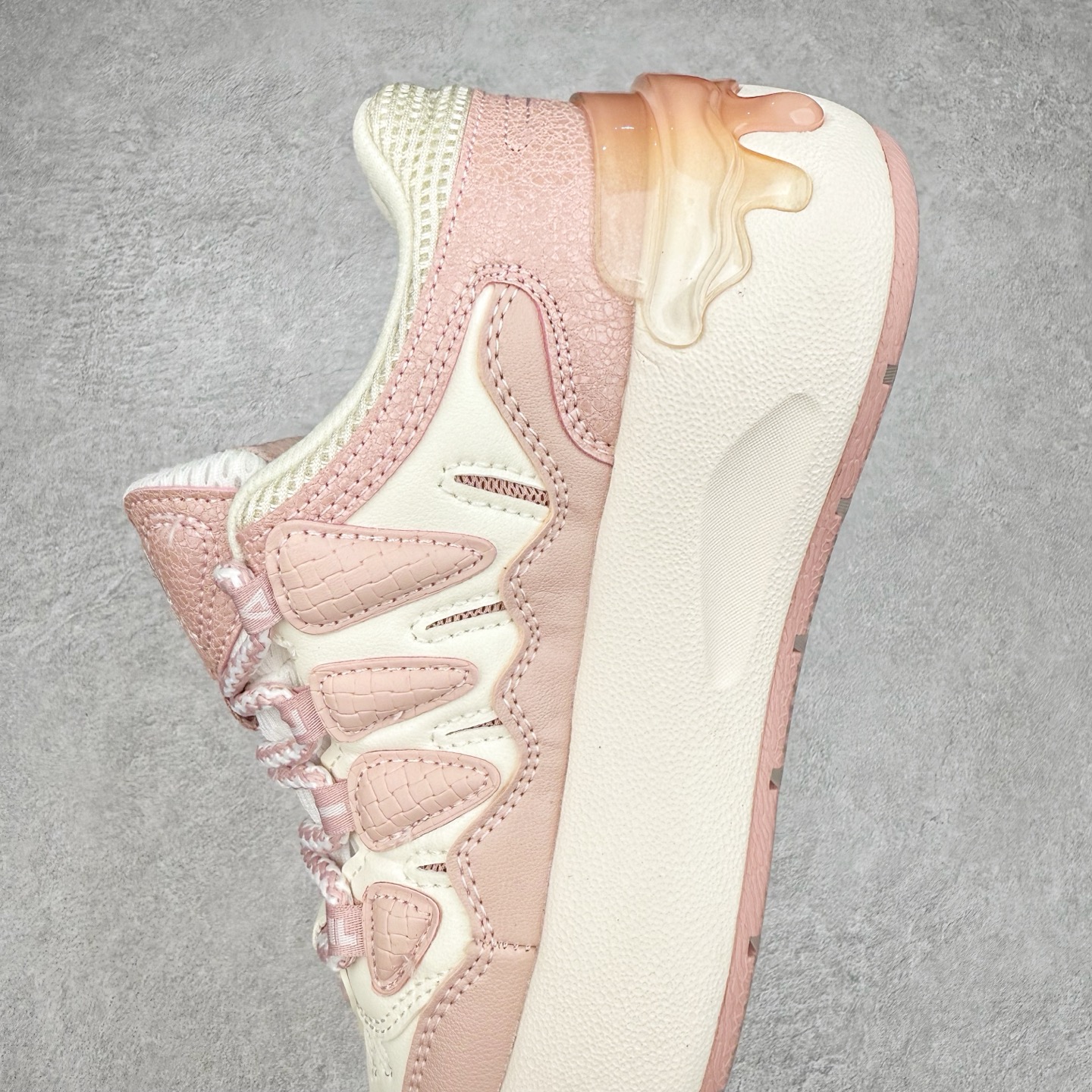 图片[7]-FILA CARROT 2 斐乐萝卜鞋2.0 经典百搭休闲 防滑减震耐磨低帮板鞋 传承了 FILA 的百年基因，融入年轻运动及潮流文化，成为引领变革、创新突破的一代。以“1+N” 的跨界合作模式重现经典的同时创造经典。带来最出其不意的跨界合作惊喜。同时，FILAFUSION把FILA 的 DNA 融入到定制体验里，你可以随心制造厲于你的产品。FILA FUSION 的鞋家族涵盖了老爹鞋、跑步鞋、网球鞋、季节款。风格复古新潮，满足了时尚人士出行及各类运动的搭配需求，成为当下年轻人筷拥的鞋类品牌之一。FILA FUSION 走进年轻人的世界，通过年轻人运动，街舞，滑板，篮球，展现 FILA FUSION 的潮流态度和年轻文化。FILA FUSION 认为末来属于引领变革、创新突破的年轻一代，让我们一起构成 FILA 未来的蓝图吧！尺码：35.5 36 36.5 37.5 38 38.5 39 40-选品中心