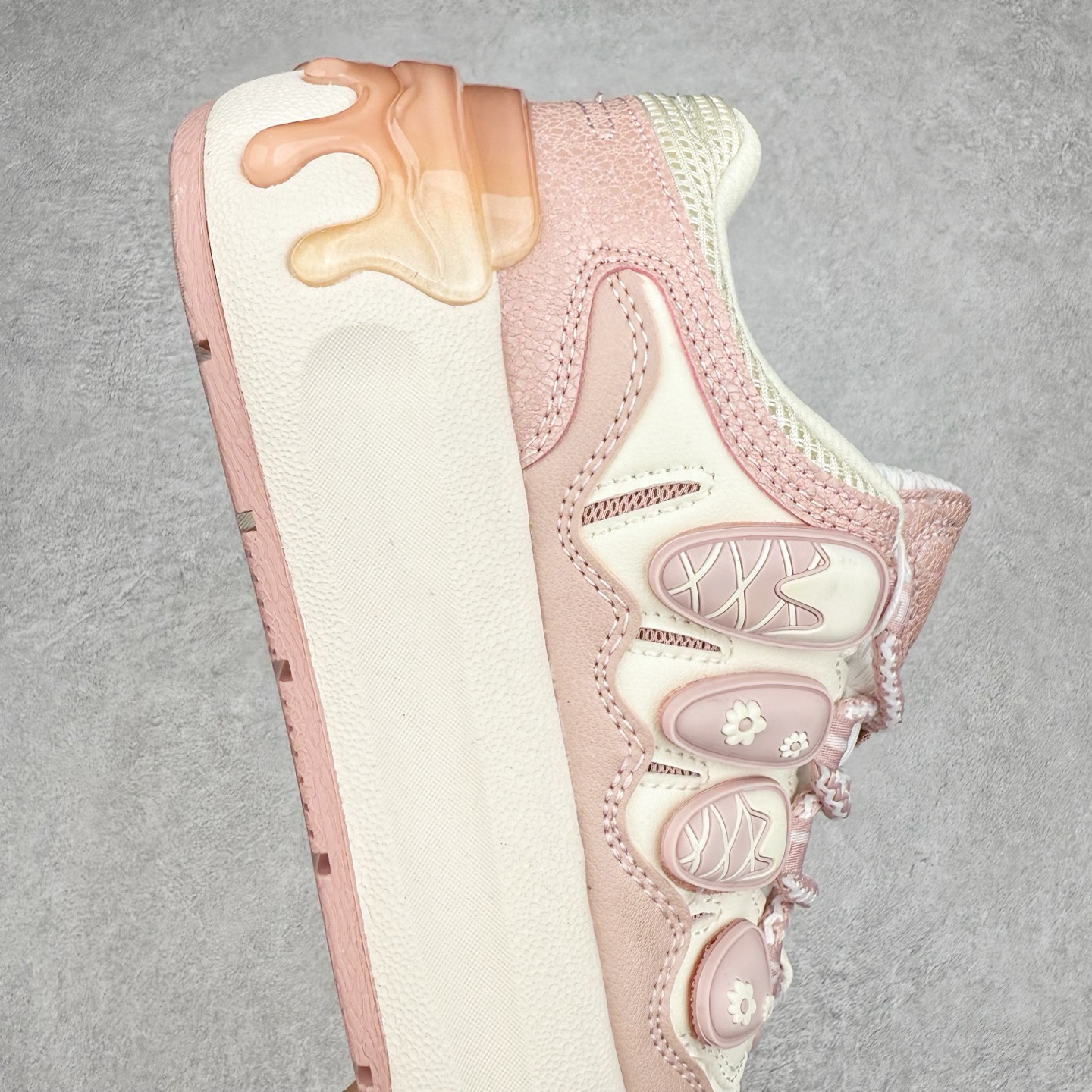 图片[6]-FILA CARROT 2 斐乐萝卜鞋2.0 经典百搭休闲 防滑减震耐磨低帮板鞋 传承了 FILA 的百年基因，融入年轻运动及潮流文化，成为引领变革、创新突破的一代。以“1+N” 的跨界合作模式重现经典的同时创造经典。带来最出其不意的跨界合作惊喜。同时，FILAFUSION把FILA 的 DNA 融入到定制体验里，你可以随心制造厲于你的产品。FILA FUSION 的鞋家族涵盖了老爹鞋、跑步鞋、网球鞋、季节款。风格复古新潮，满足了时尚人士出行及各类运动的搭配需求，成为当下年轻人筷拥的鞋类品牌之一。FILA FUSION 走进年轻人的世界，通过年轻人运动，街舞，滑板，篮球，展现 FILA FUSION 的潮流态度和年轻文化。FILA FUSION 认为末来属于引领变革、创新突破的年轻一代，让我们一起构成 FILA 未来的蓝图吧！尺码：35.5 36 36.5 37.5 38 38.5 39 40-选品中心