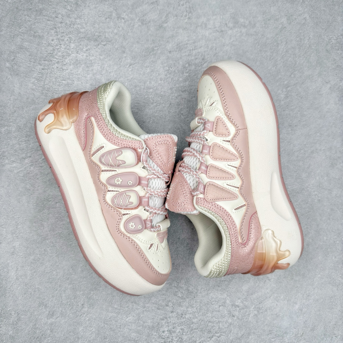 图片[3]-FILA CARROT 2 斐乐萝卜鞋2.0 经典百搭休闲 防滑减震耐磨低帮板鞋 传承了 FILA 的百年基因，融入年轻运动及潮流文化，成为引领变革、创新突破的一代。以“1+N” 的跨界合作模式重现经典的同时创造经典。带来最出其不意的跨界合作惊喜。同时，FILAFUSION把FILA 的 DNA 融入到定制体验里，你可以随心制造厲于你的产品。FILA FUSION 的鞋家族涵盖了老爹鞋、跑步鞋、网球鞋、季节款。风格复古新潮，满足了时尚人士出行及各类运动的搭配需求，成为当下年轻人筷拥的鞋类品牌之一。FILA FUSION 走进年轻人的世界，通过年轻人运动，街舞，滑板，篮球，展现 FILA FUSION 的潮流态度和年轻文化。FILA FUSION 认为末来属于引领变革、创新突破的年轻一代，让我们一起构成 FILA 未来的蓝图吧！尺码：35.5 36 36.5 37.5 38 38.5 39 40-选品中心